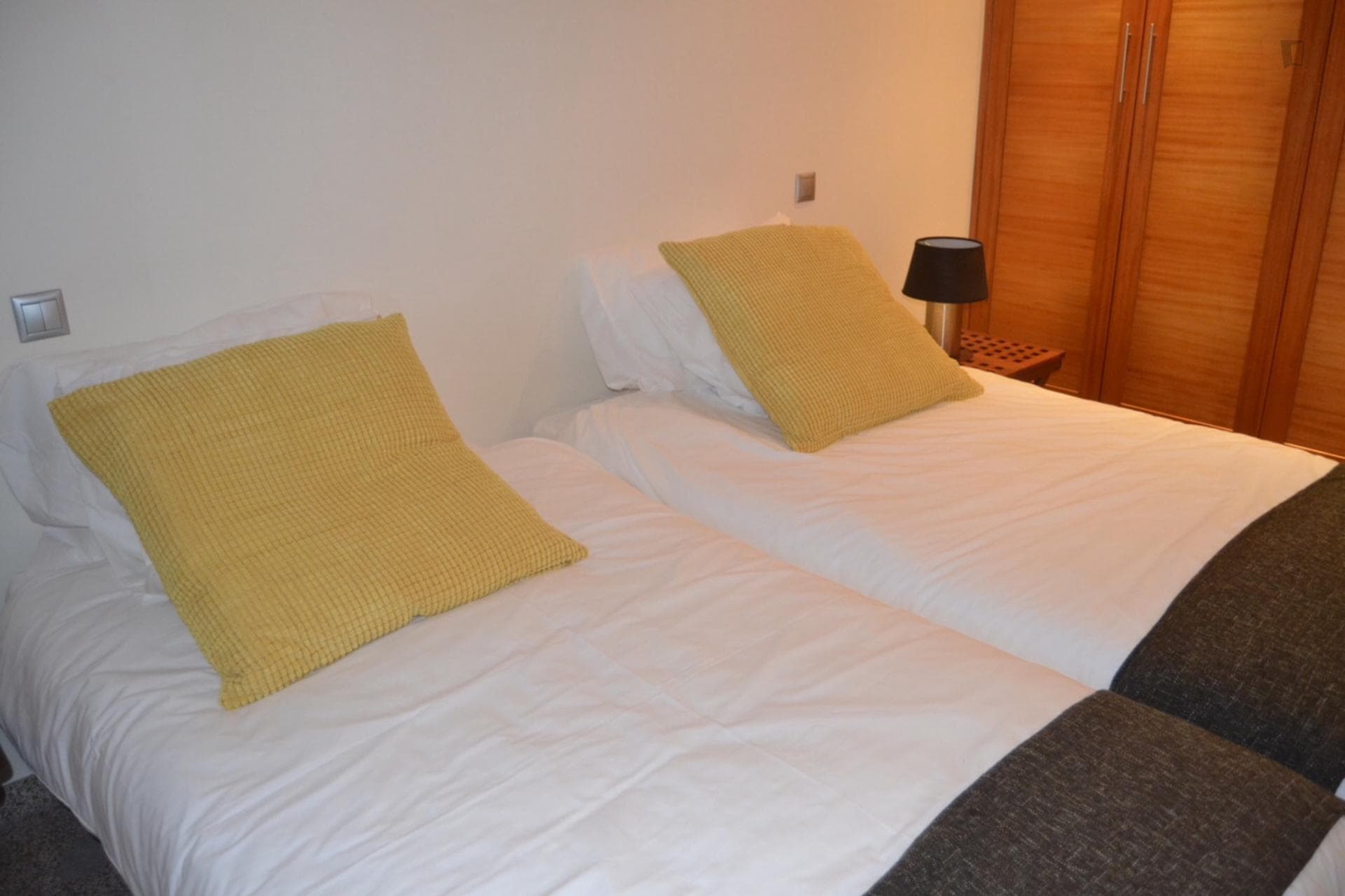 Cosy bedroom with 2 single beds in house near the beach photo 1