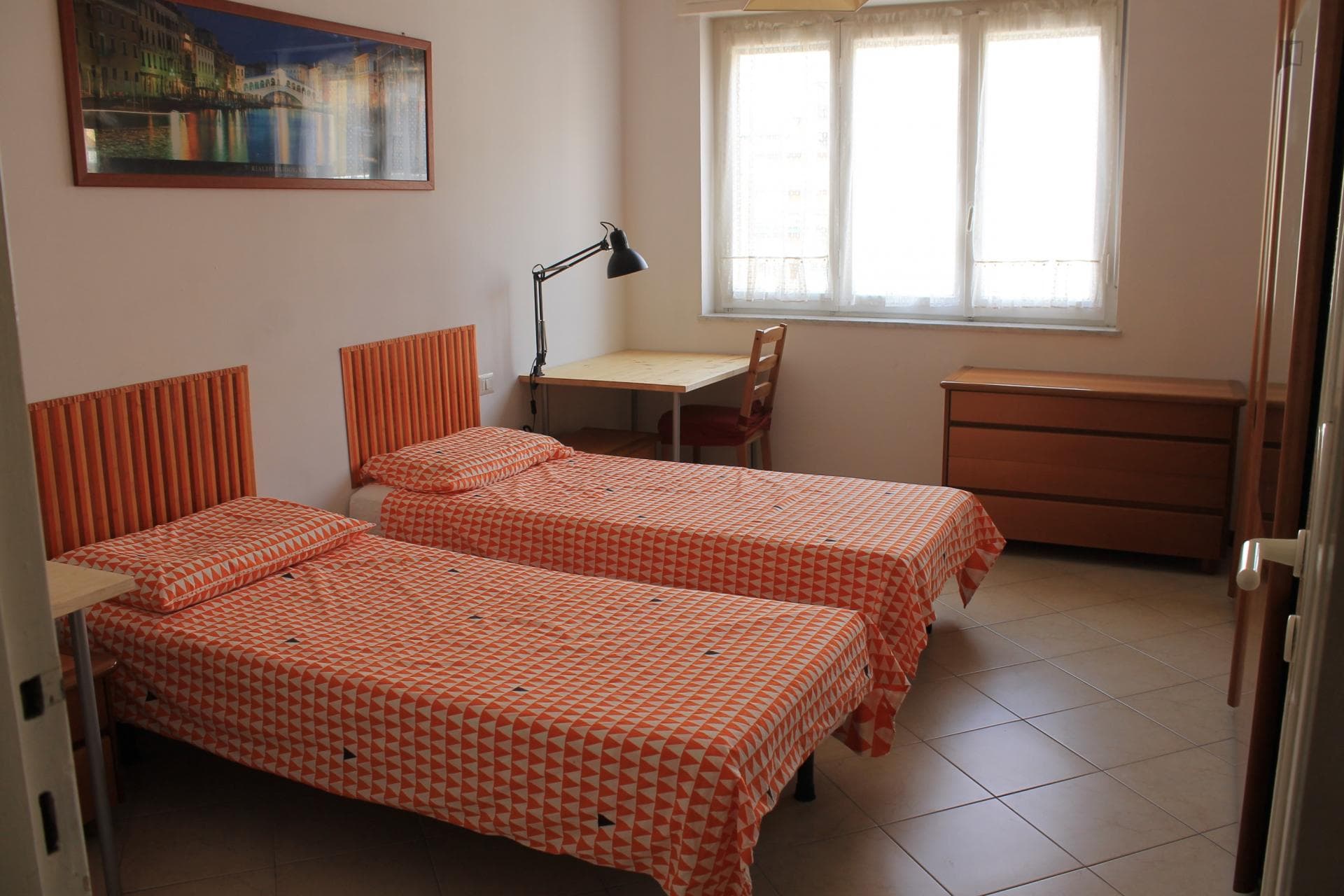 Single bed in twin bedroom in a 2-bedroom apartment photo 1