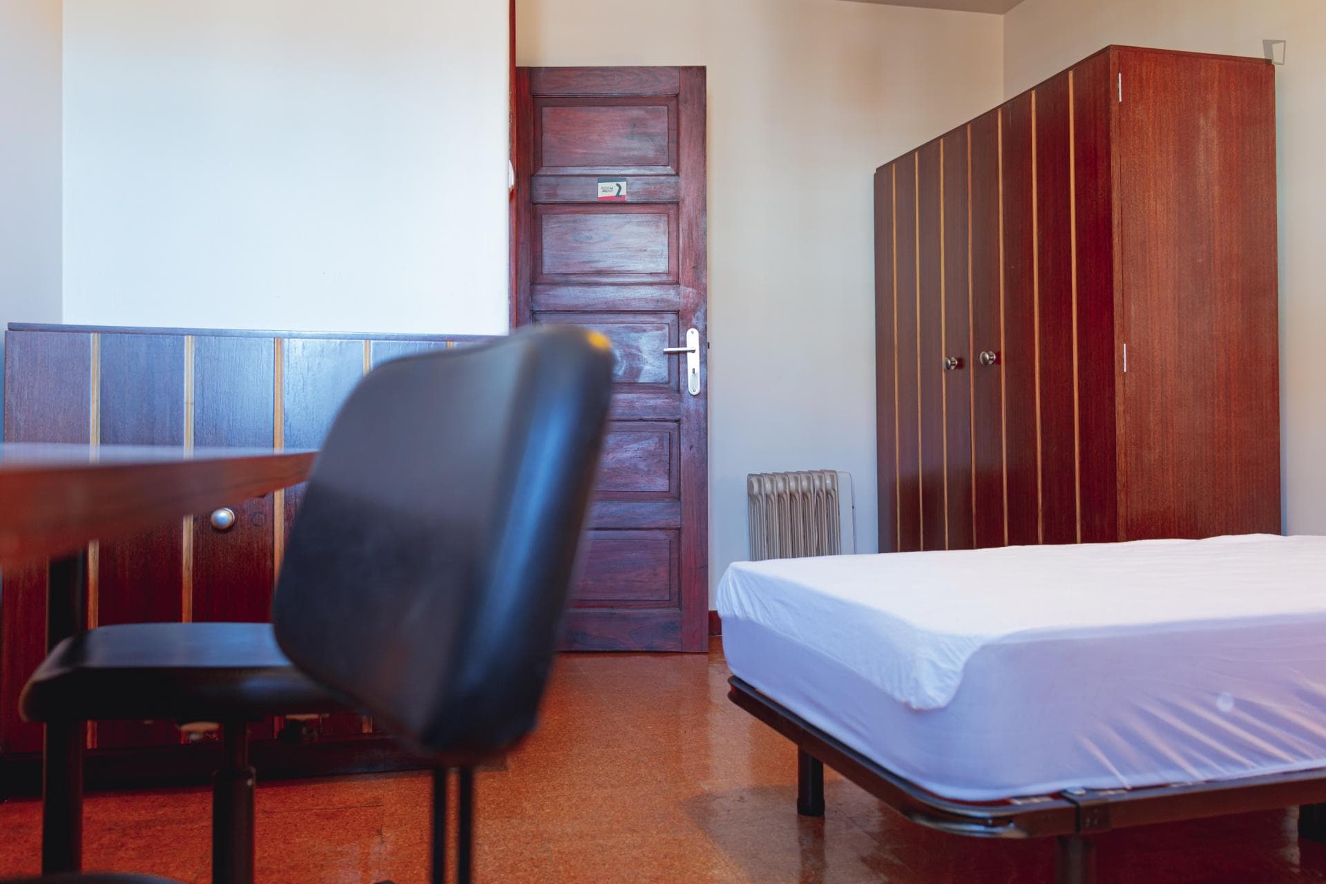 Bed in a twin bedroom, in a student condo with garden in Porto photo 1