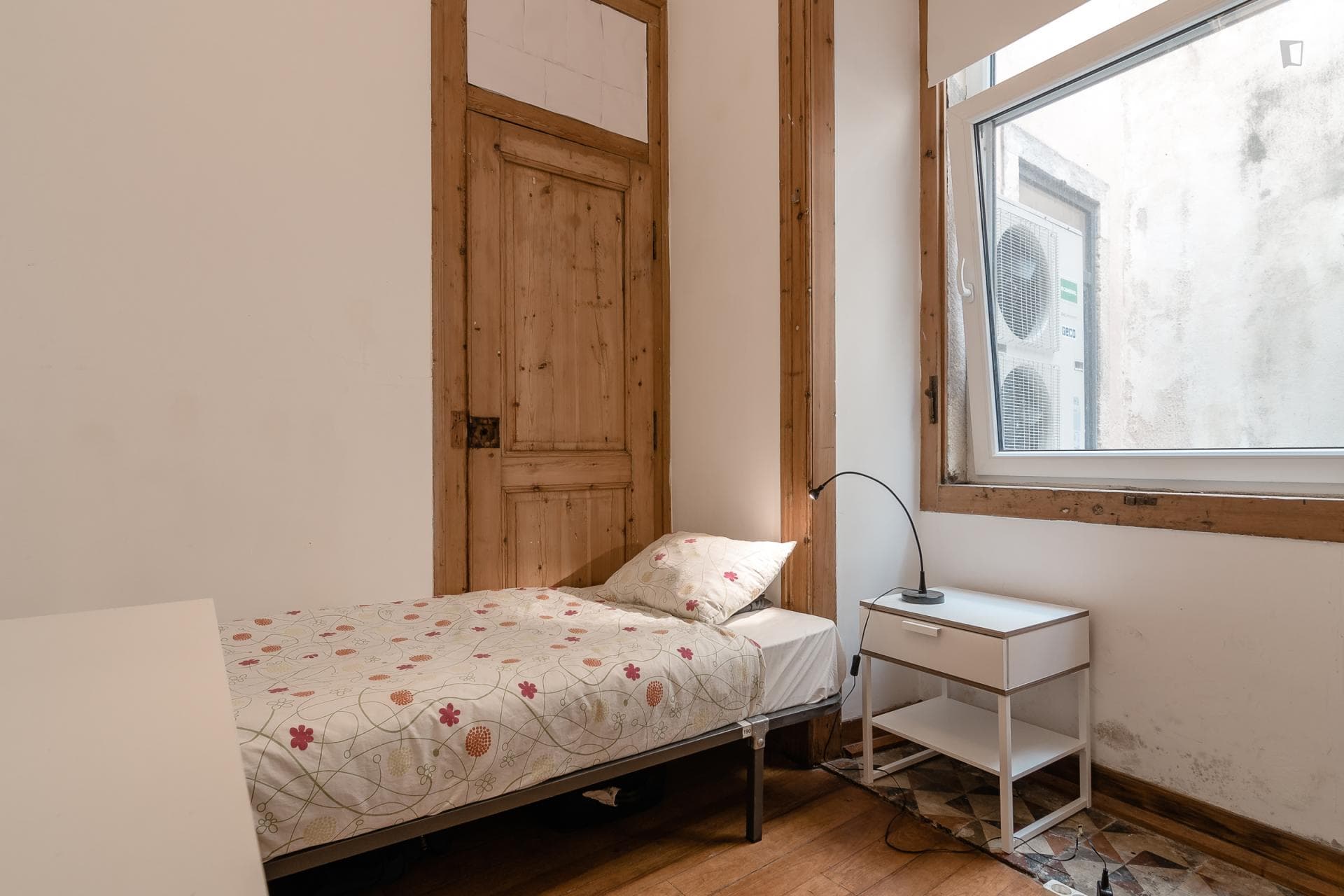 Comfy single bedroom in Santa Apolónia photo 1