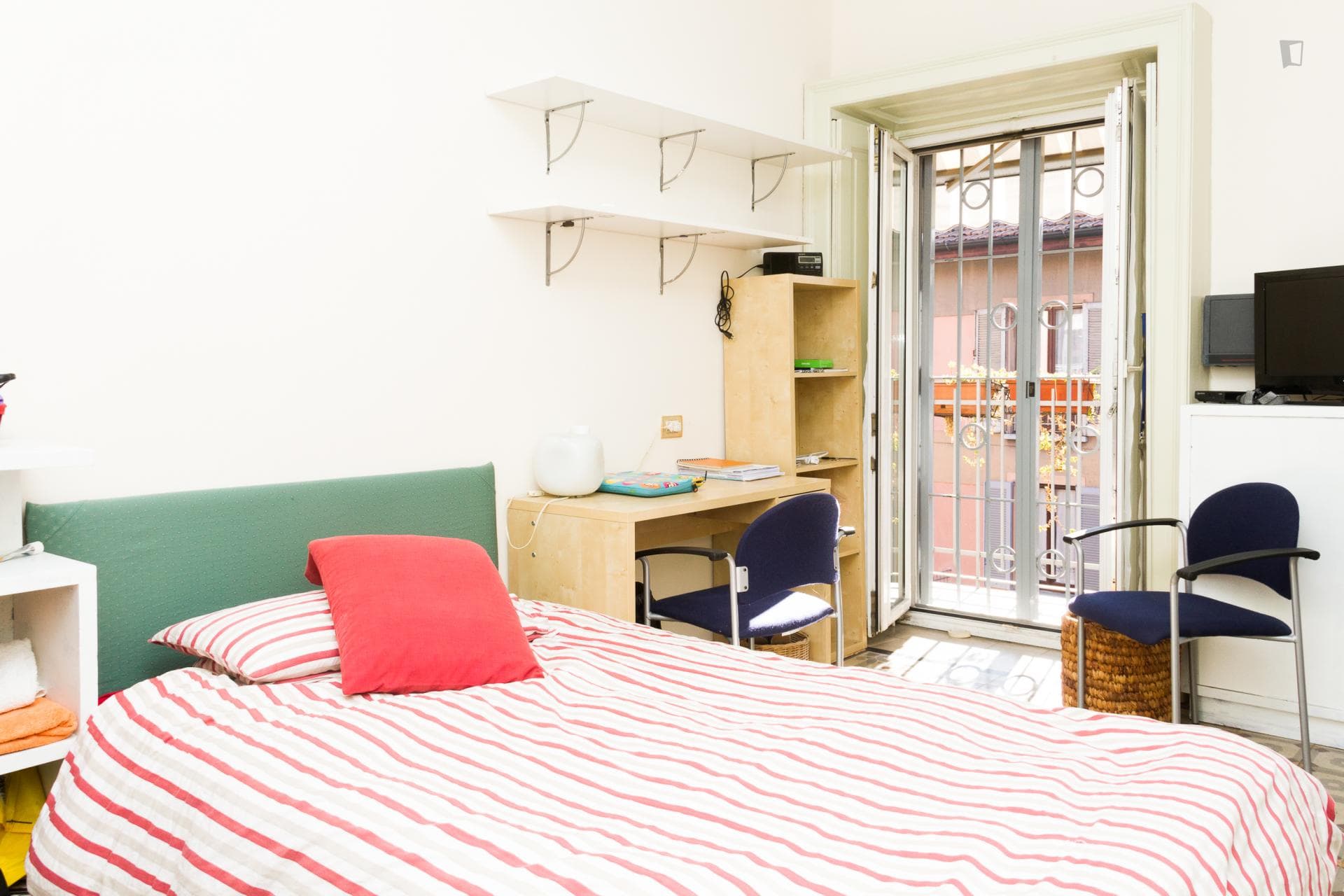 Pleasant double bedroom in the Ticinese neighbourhood photo 1