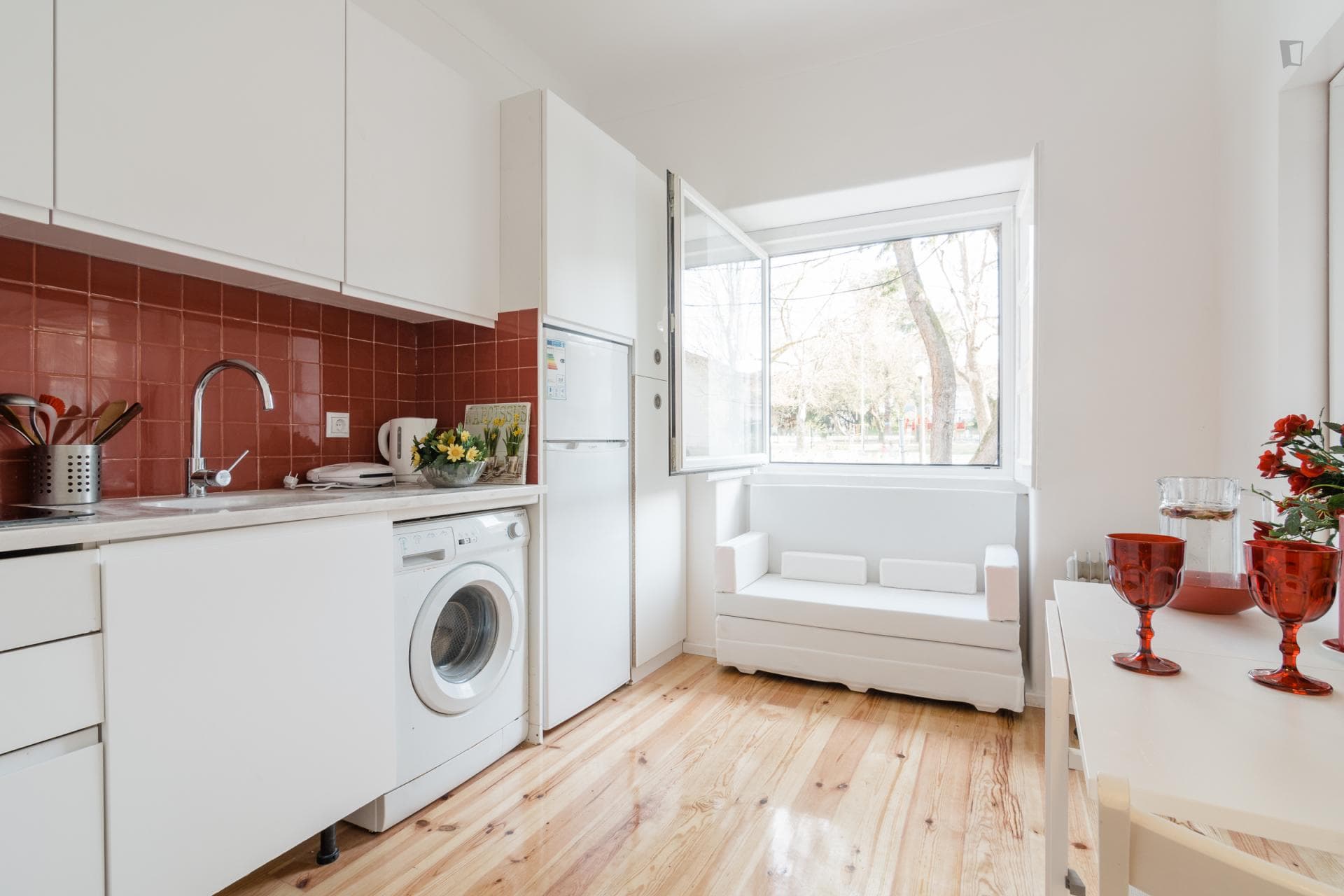 Cheerful 1-bedroom studio near the cidade universitaria e metro Alvalade photo 1