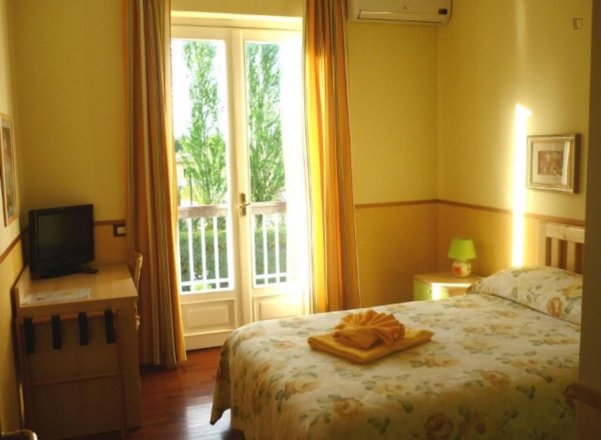 Double Ensuite Bedroom in a 4-bedroom apartment near Parrocchia San Girolamo Emiliani photo 1
