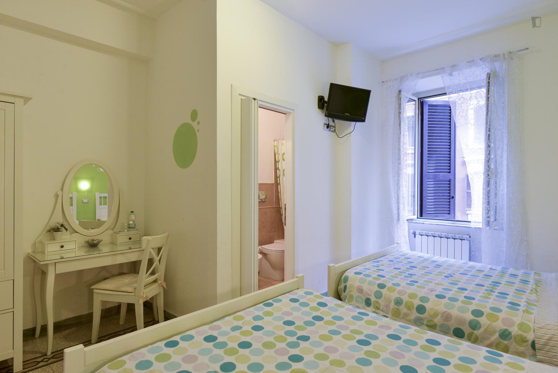 Charming twin ensuite bedroom in a 3-bedroom flat, in Appio Latino photo 1