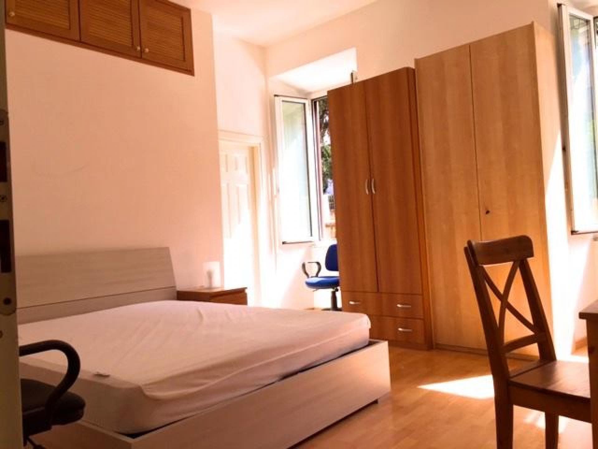 Ample double bedroom in Tuscolana photo 1