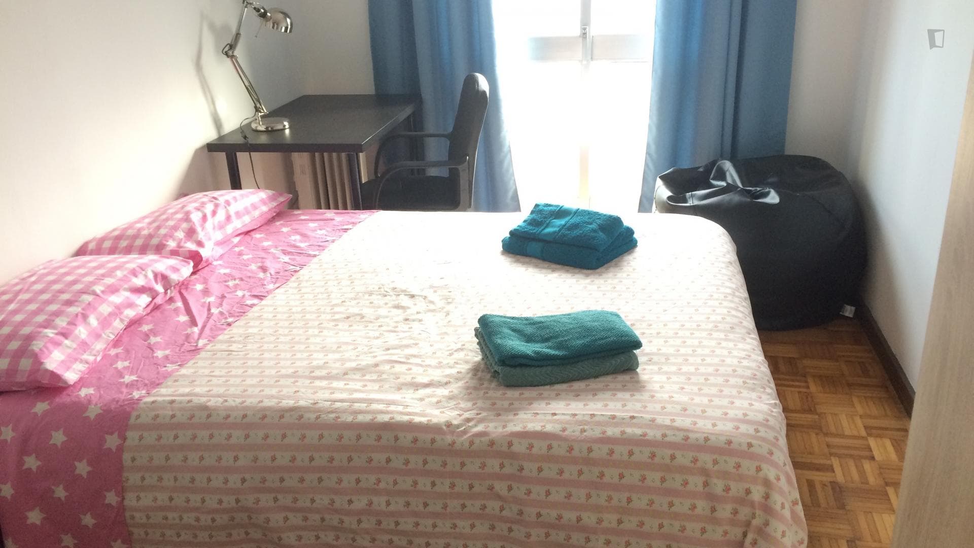 Sunny double bed near Polo University section, metro and bus transportation photo 1