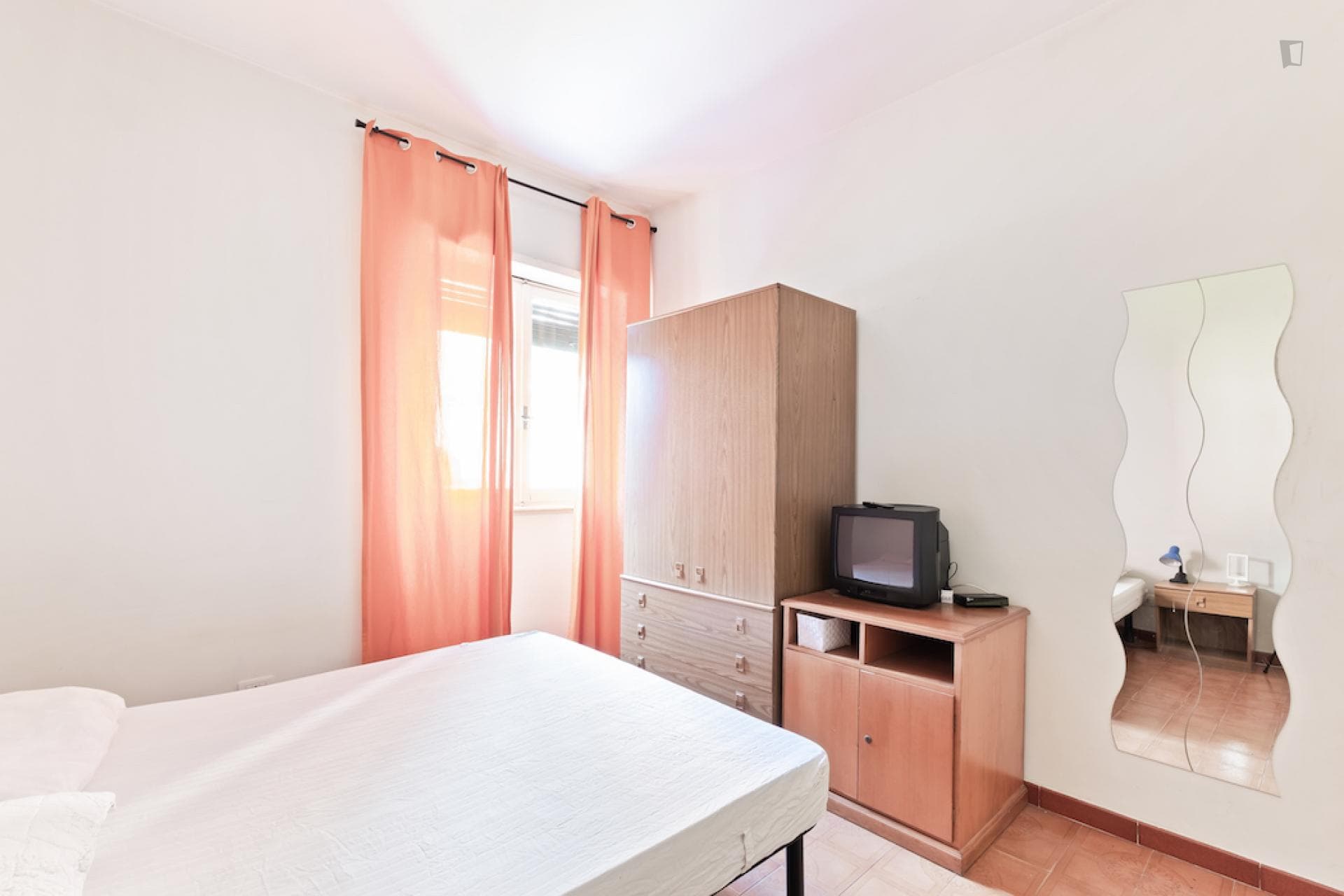 Airy double bedroom near Berardi train station photo 1