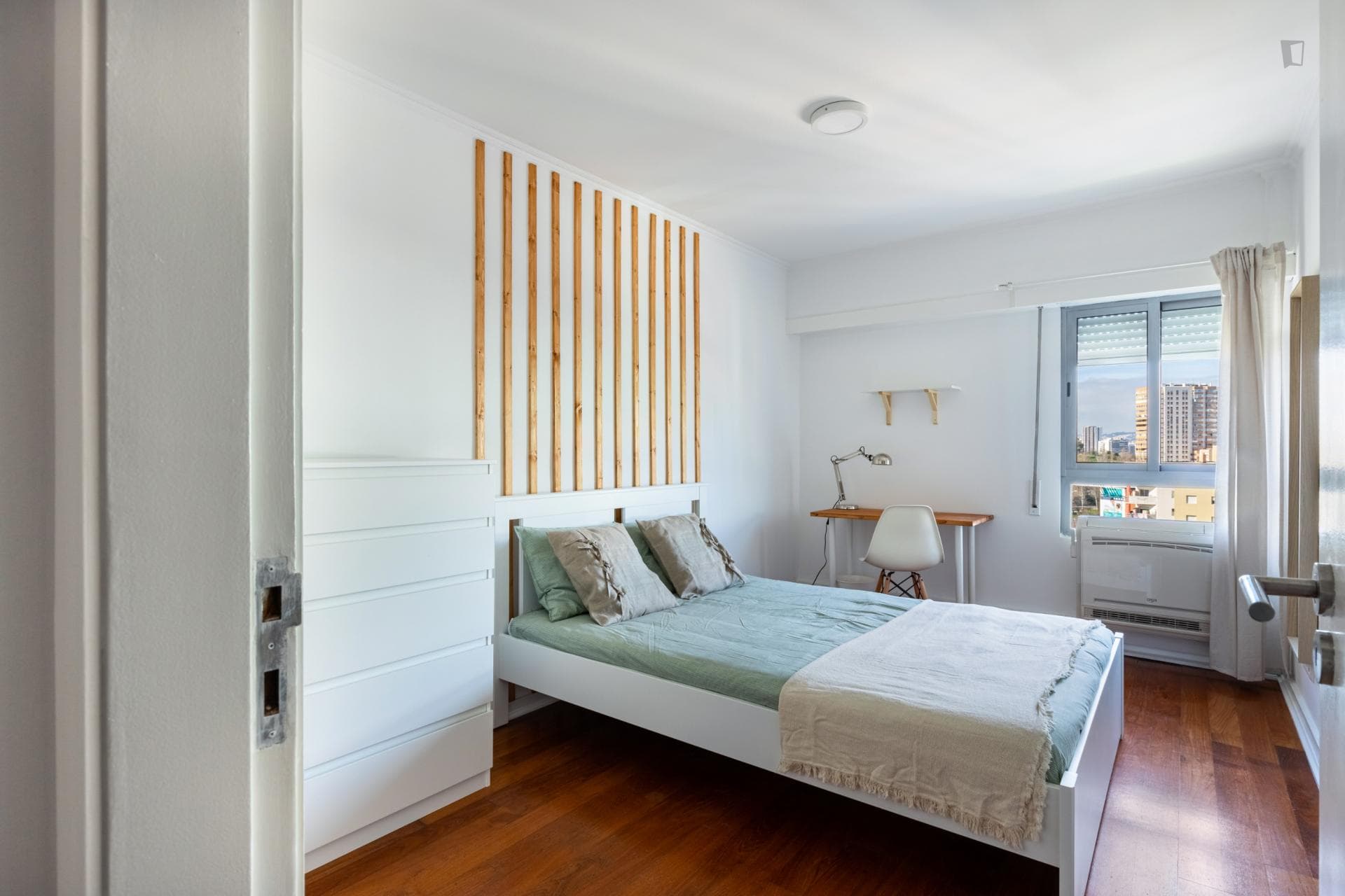 Amazing bedroom in Olaias - Room 5 photo 1