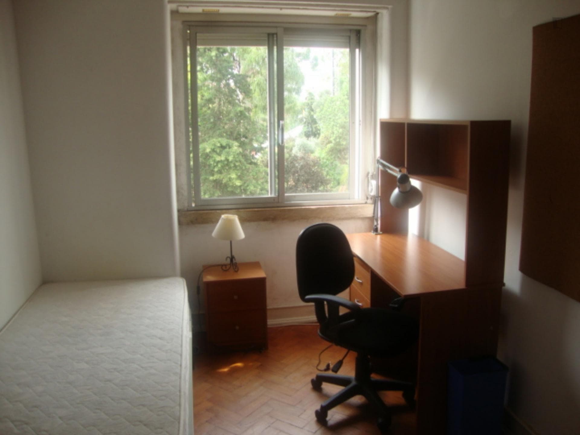 Clean single room in a 5 bedroom apartment near the metro photo 1