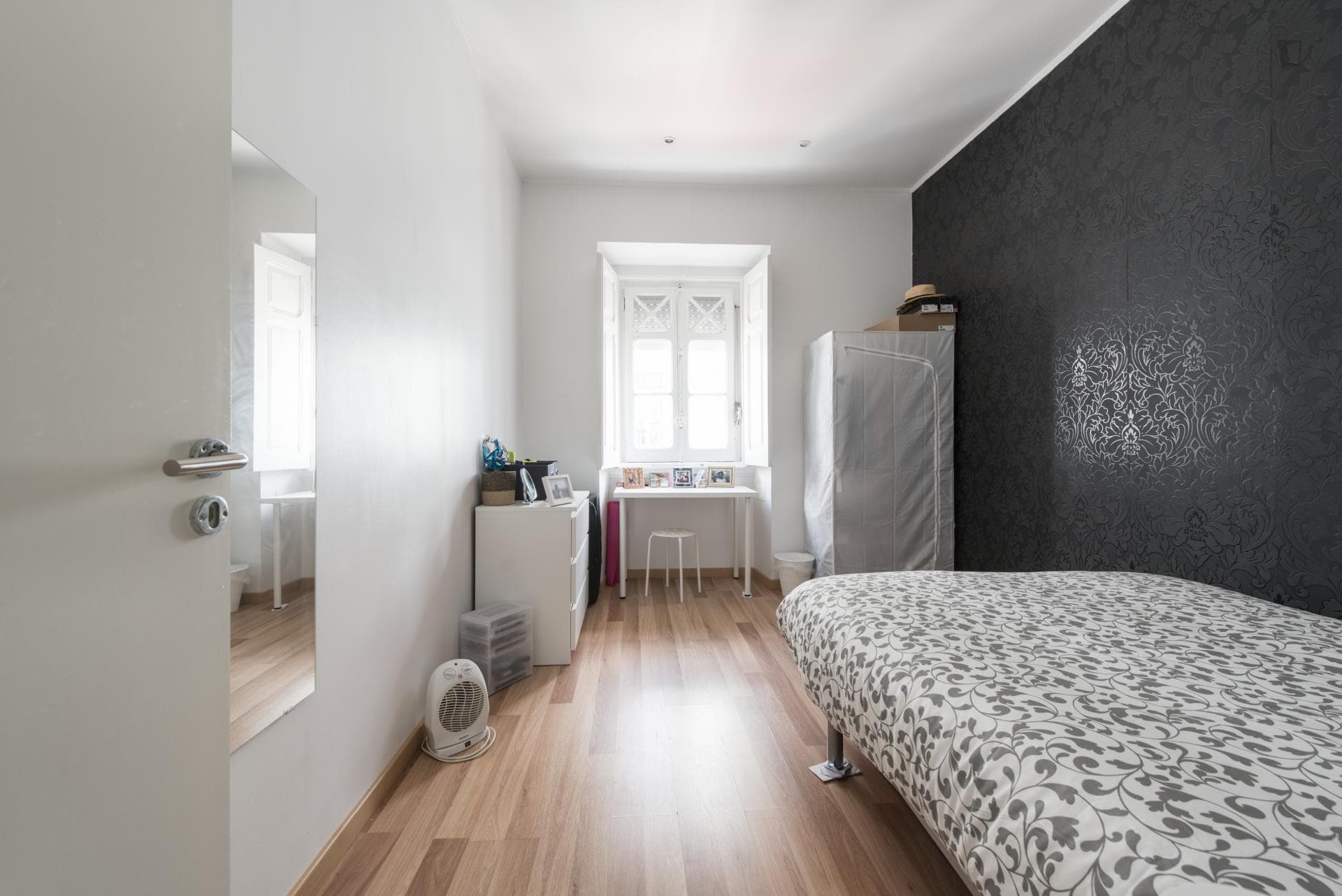 Pleasant double bedroom close to Anjos metro station photo 1