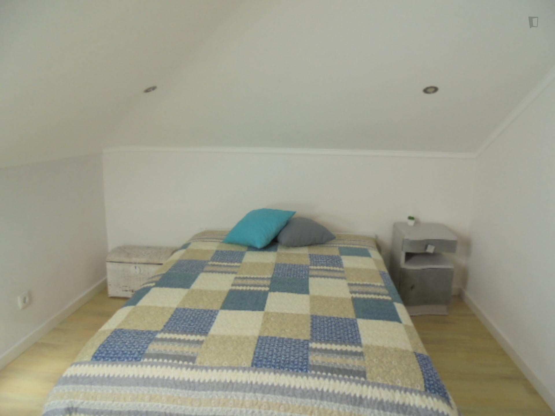 Pleasant double bedroom in a 6-bedroom house, in Costa da Caparica photo 1