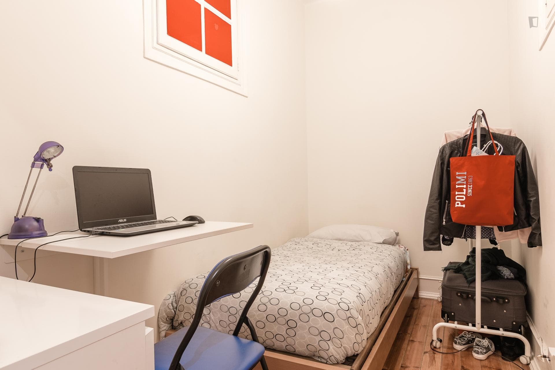 Small single bedroom with no window in 6-bedroom apartment next to IST photo 1