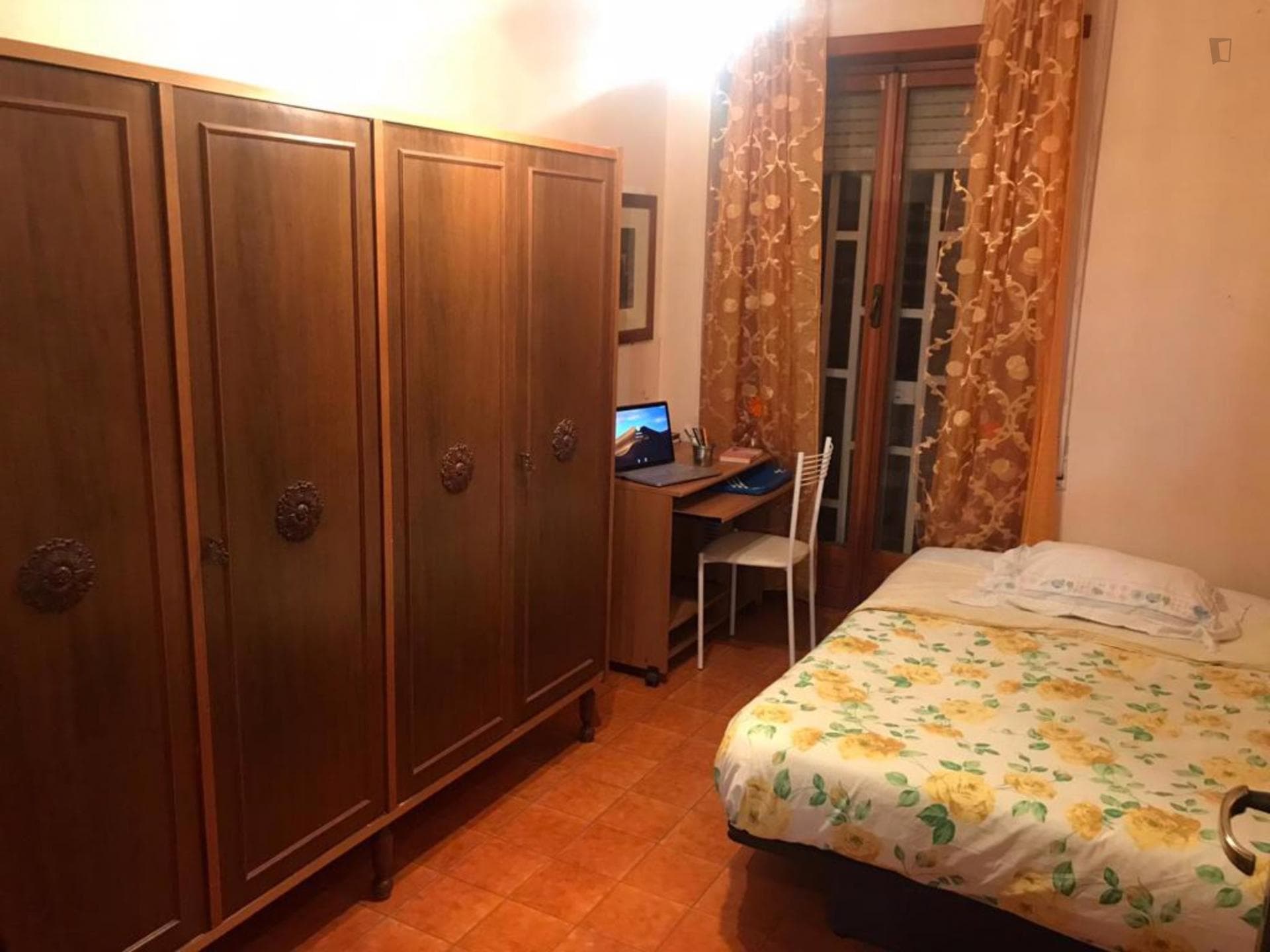 Single bedroom, with balcony, in 3-bedroom apartment photo 1
