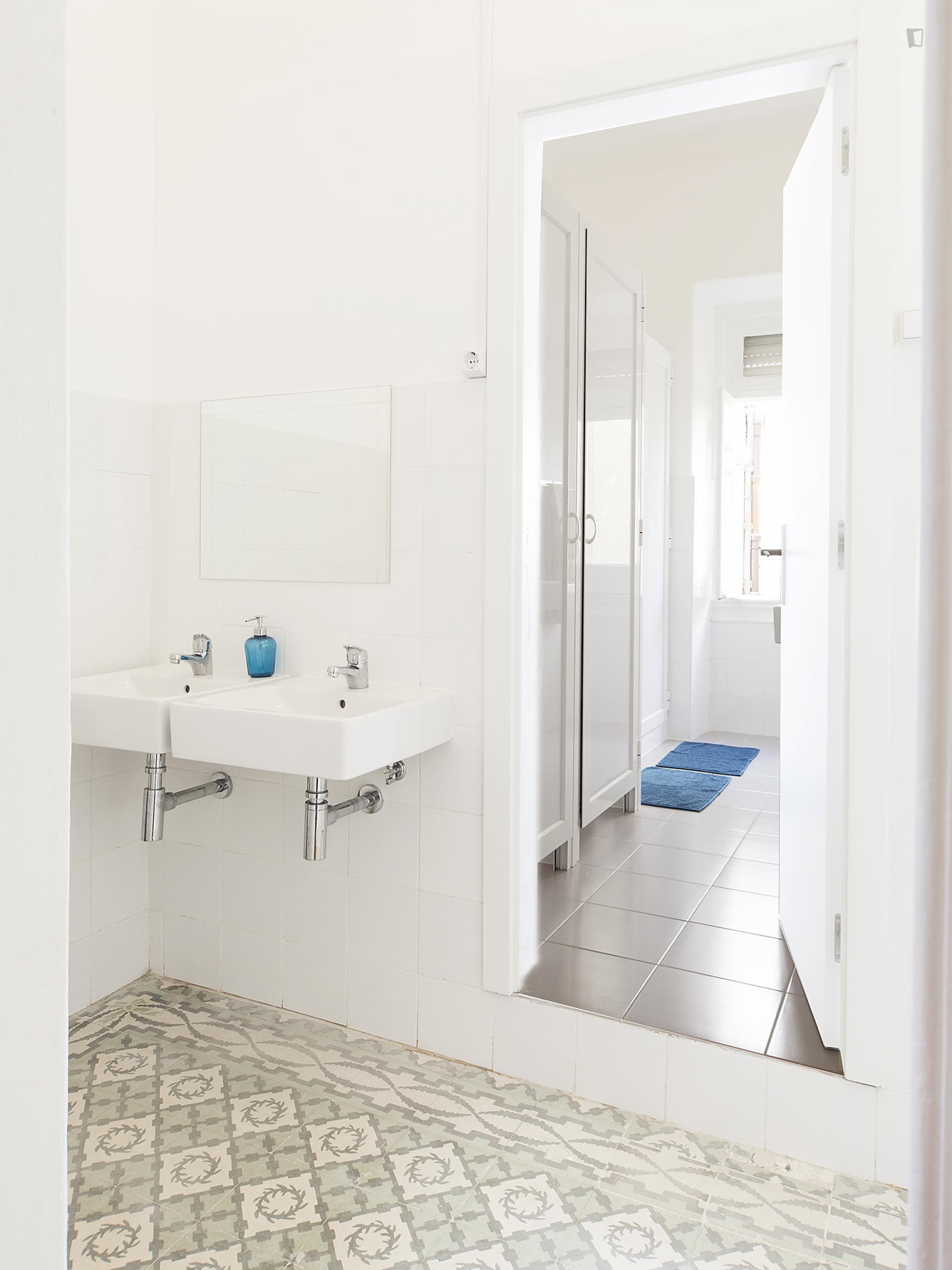 Inspiring double bedroom next to Universidade Nova de Lisboa photo 1