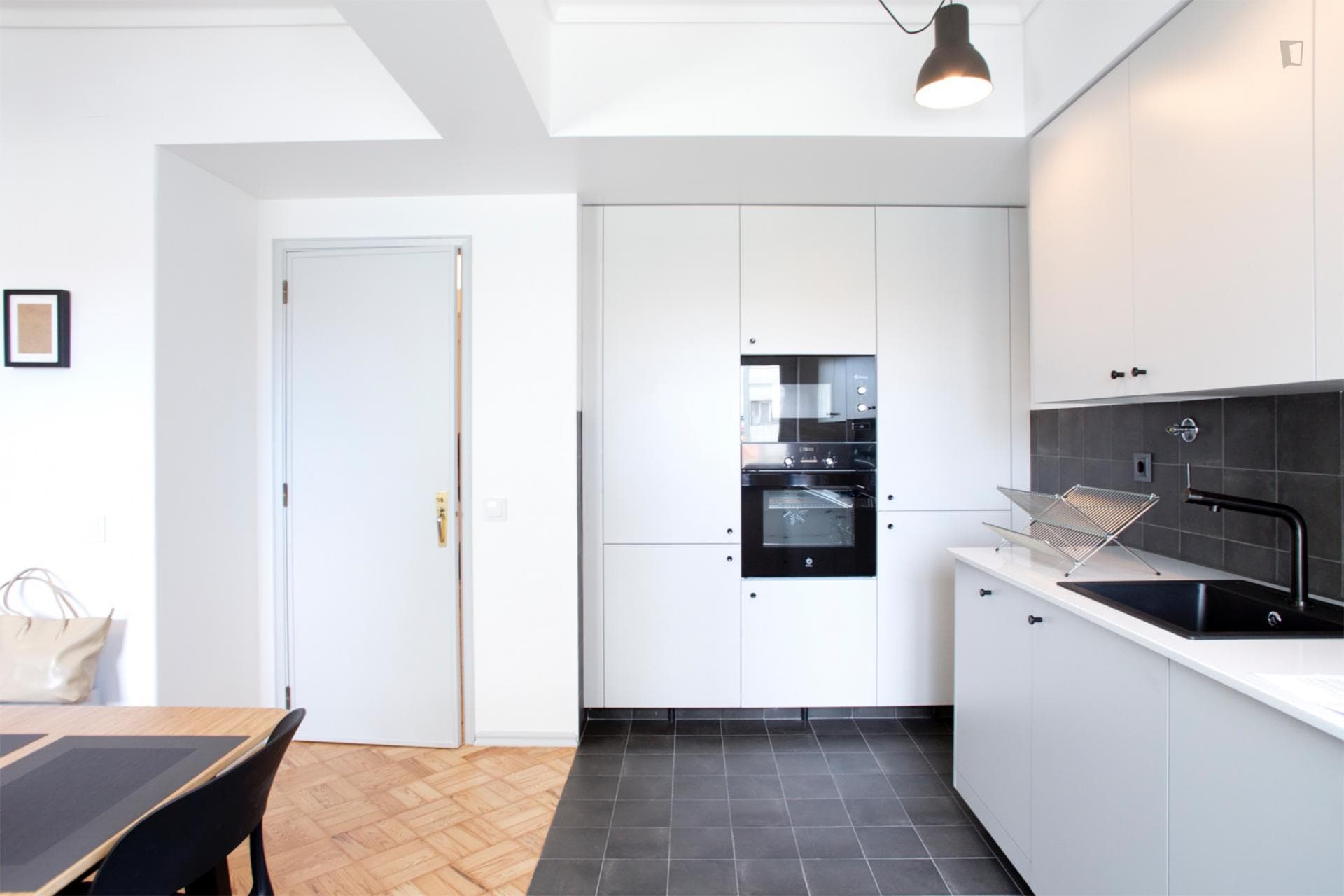 Attractive single bedroom, with a balcony in Alvalade photo 1