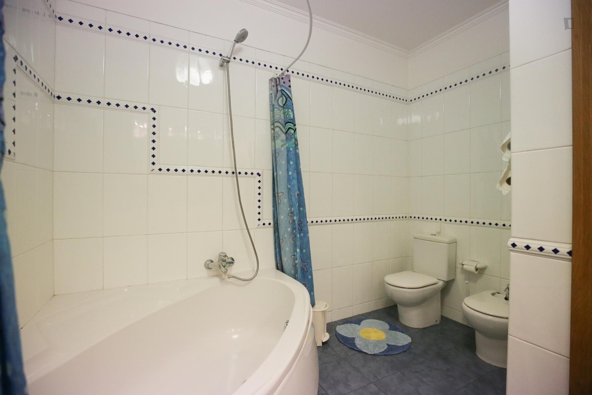 Huge room with it's own living room and private bathroom near Nova SBE photo 1
