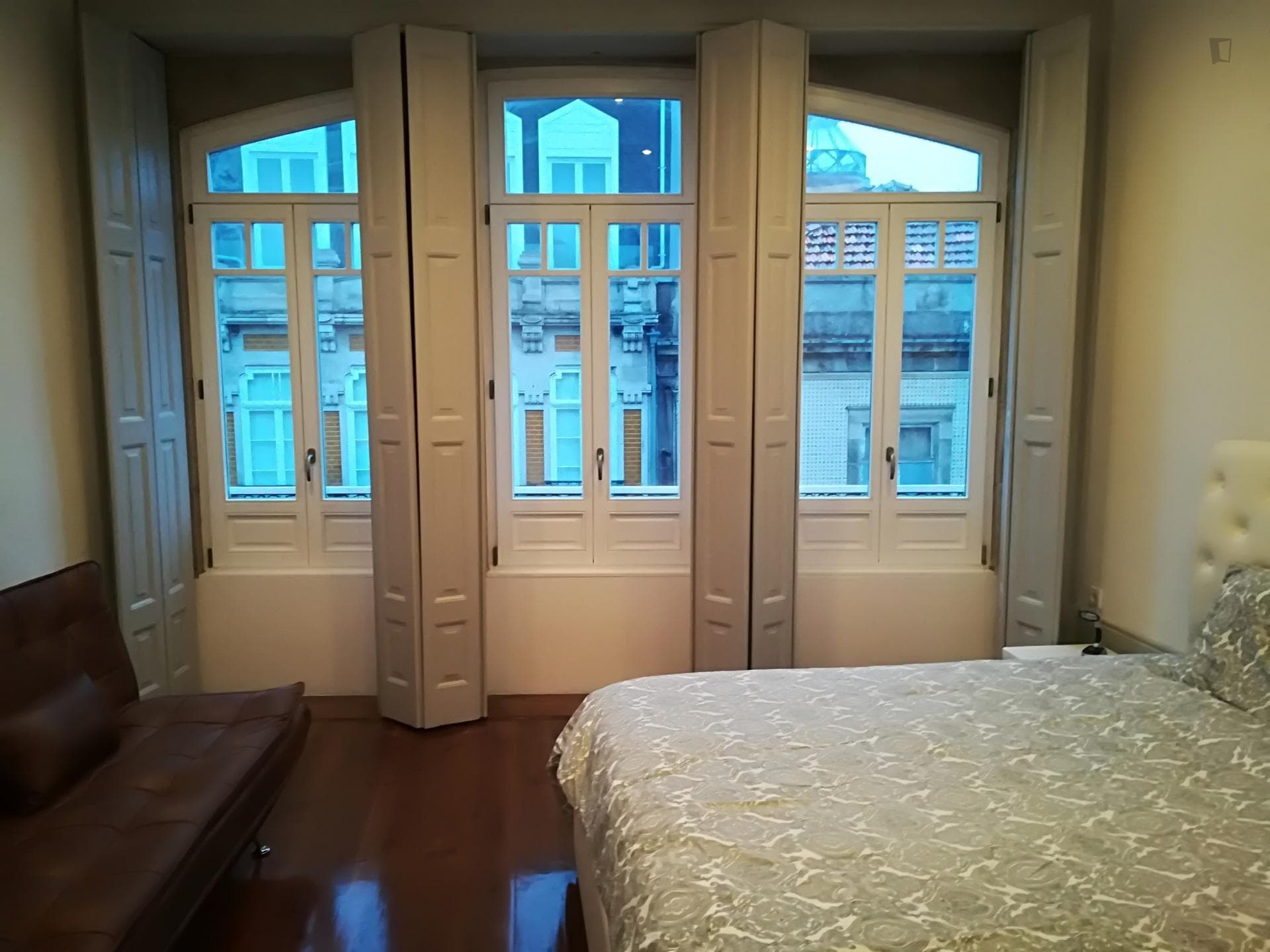 Large double bedroom with view to Aliados Tower photo 1