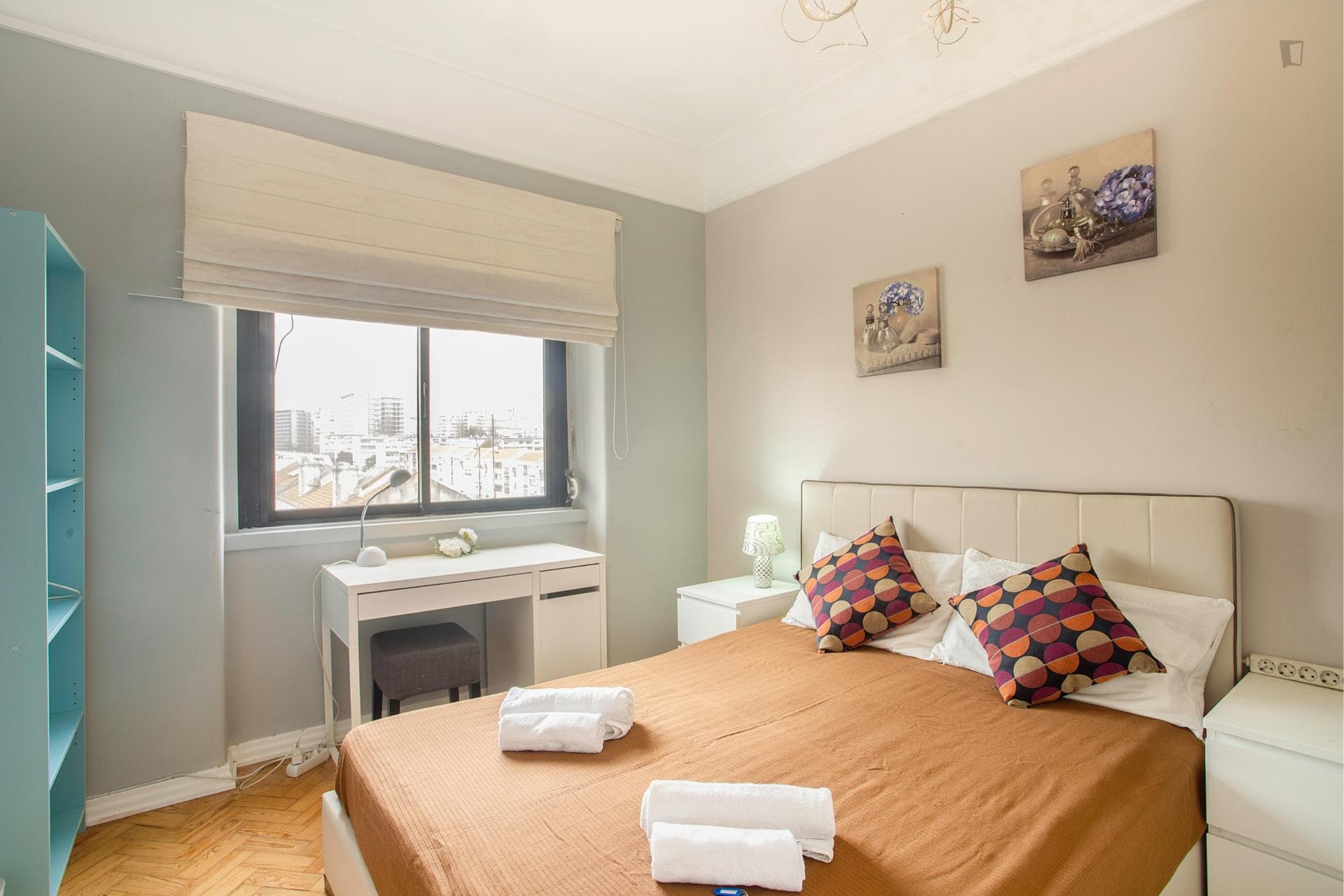 Alluring double bedroom, in a 4-bedroom apartment, close to Areeiro metro station photo 1