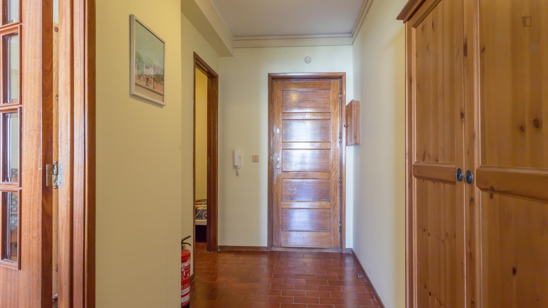 Single ensuite bedroom located near Porto's Universidade Lusíada photo 1