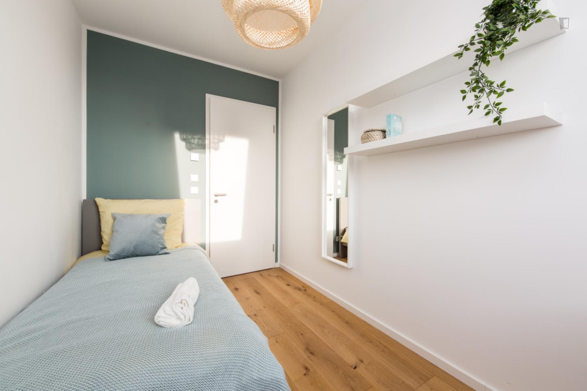 Single bedroom in 7-bedroom apartment photo 1