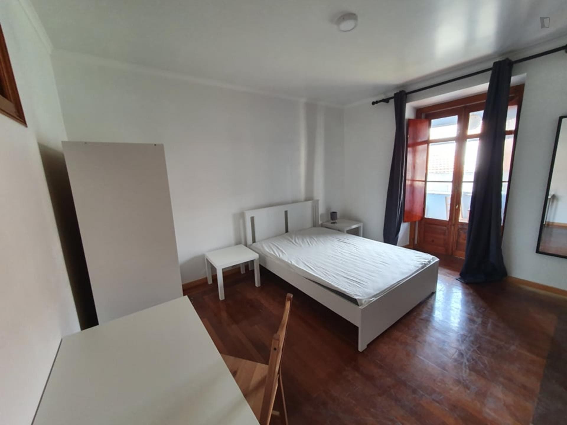 Stylish double bedroom in a 5-bedroom apartment near Anjos metro station photo 1