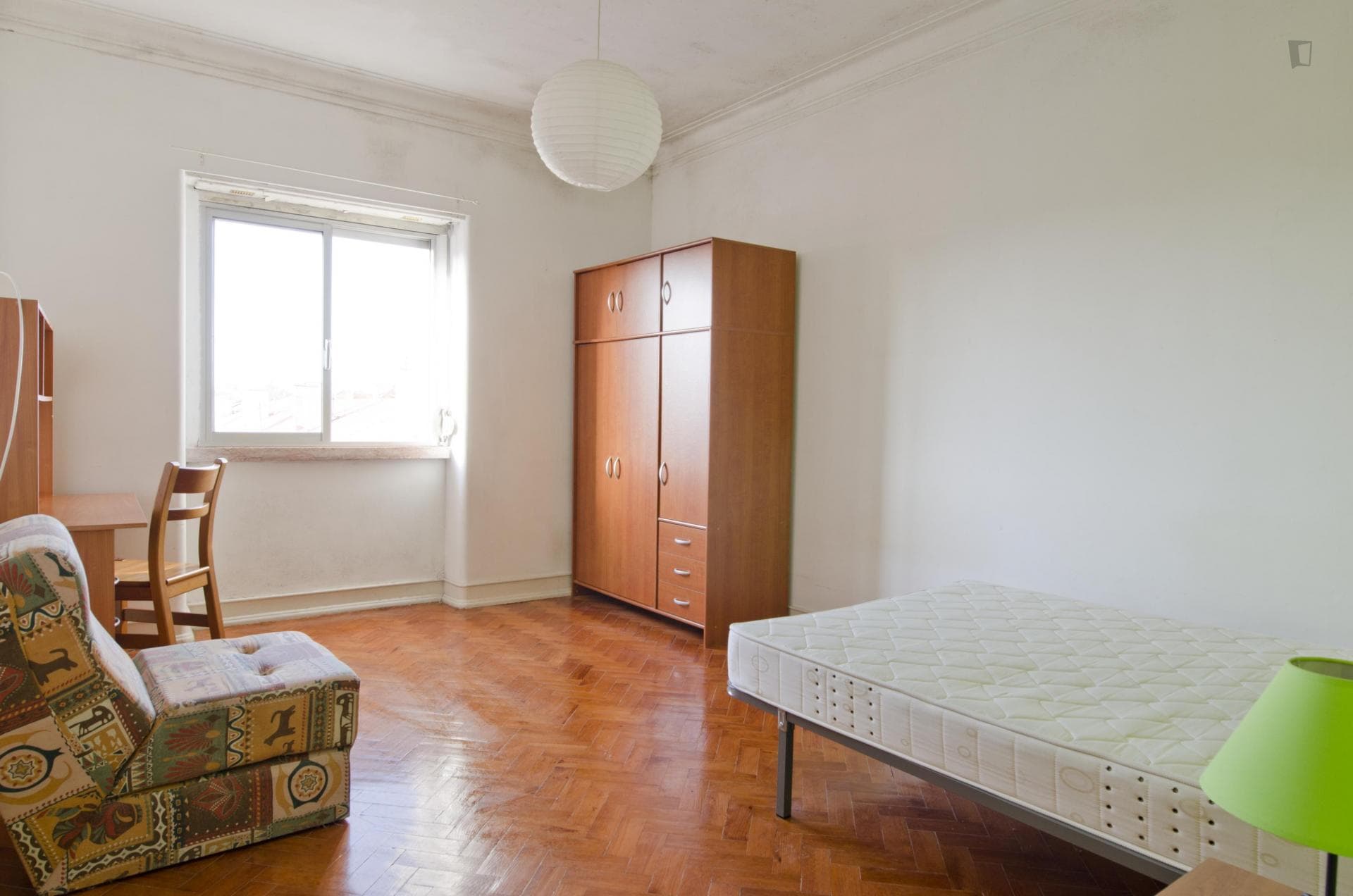 Well-located double bedroom in trendy Alvalade neighbourhood photo 1