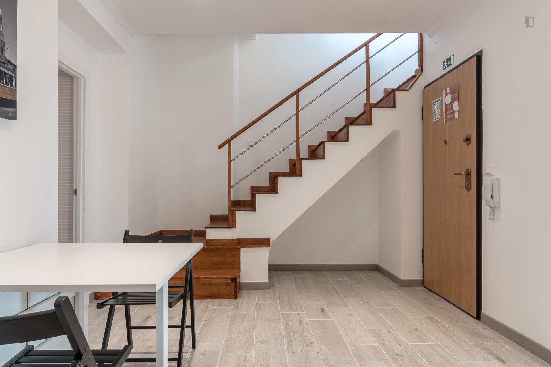 Bright double bedroom with balcony in Campolide photo 1