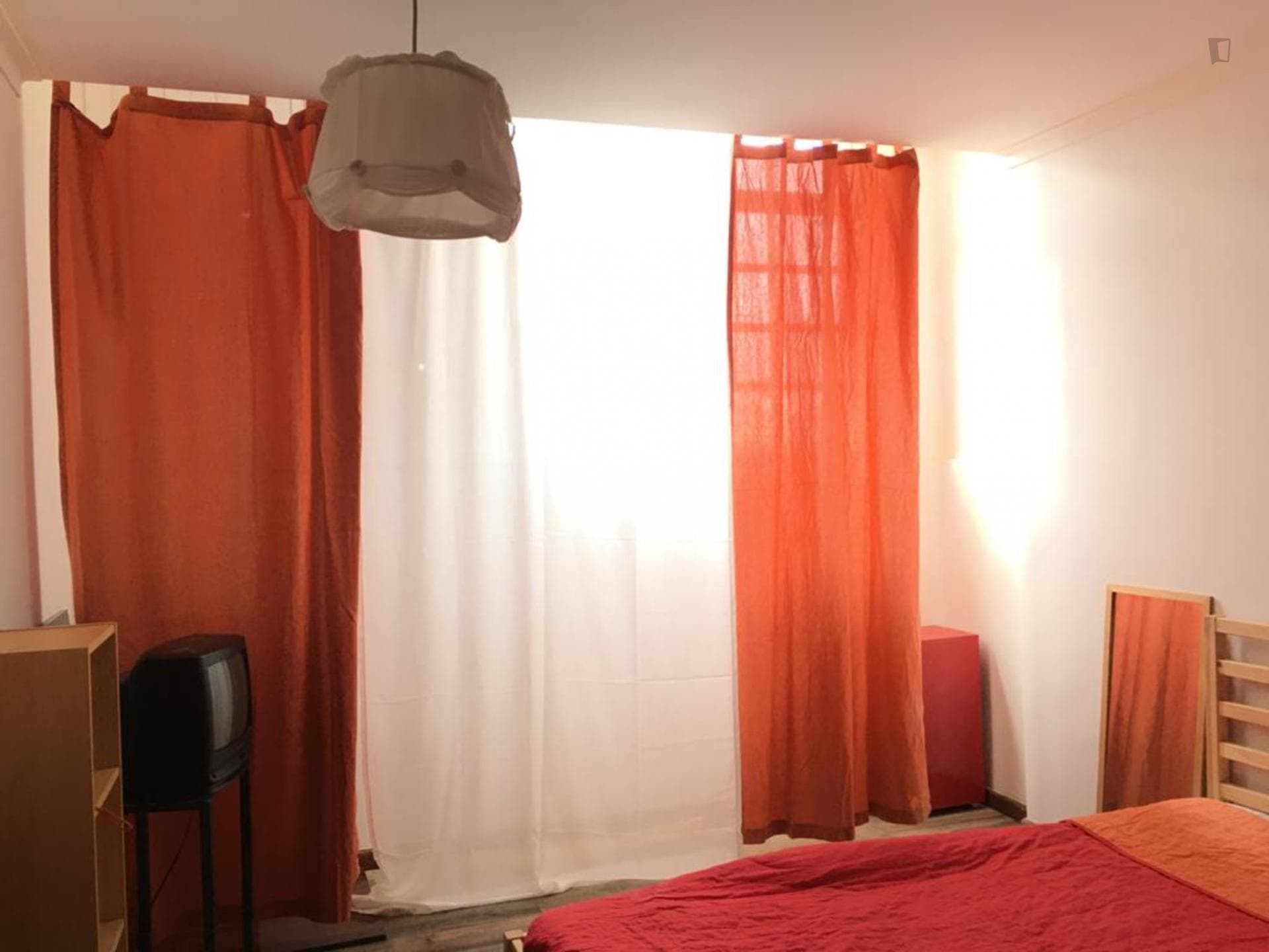 1. Quarto Um. Room One : with private shower : photo 1