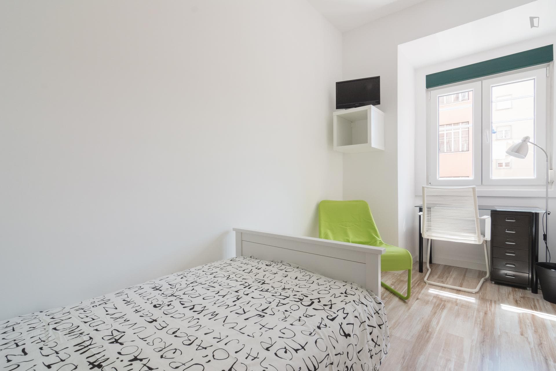 Fresh single ensuite bedroom next to Alameda metro station photo 1