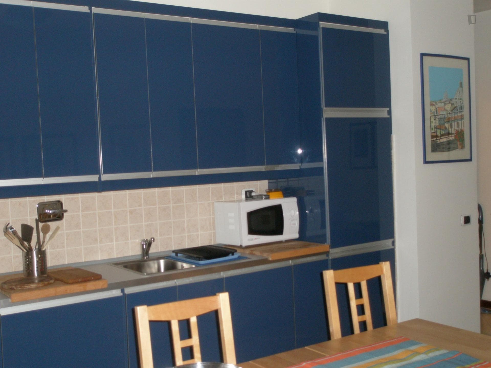 Single bedroom, with private bathroom and balcony, in 2-bedroom apartment photo 1
