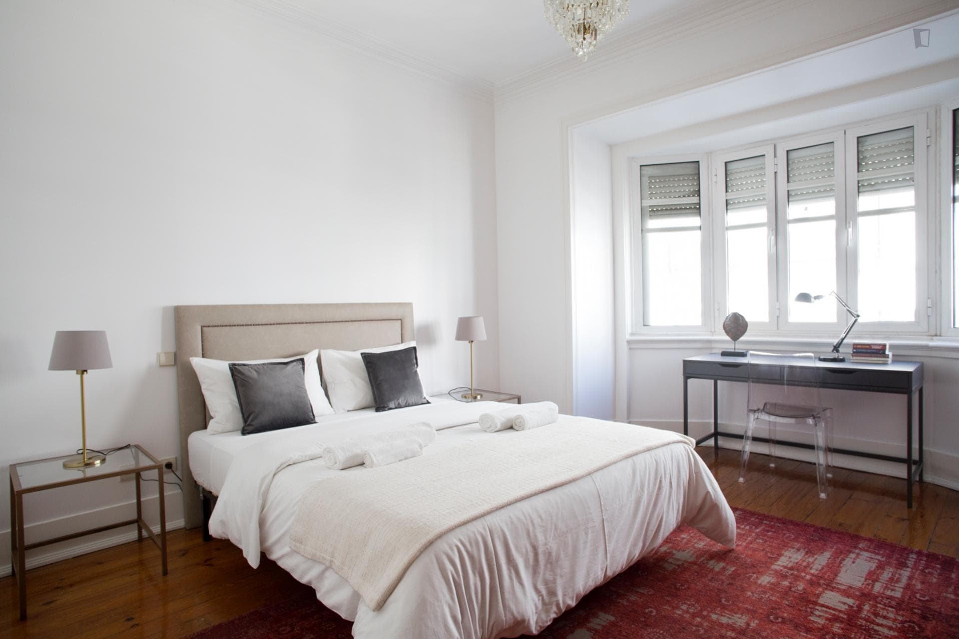 Spacious ensuite bedroom close to Marquês de Pombal Metro Station photo 1