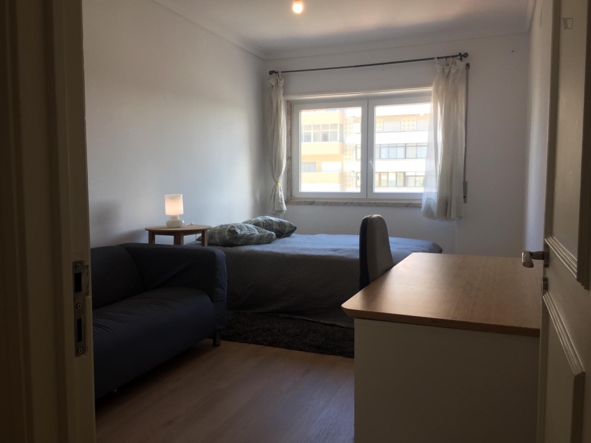 Inviting double bedroom in trendy Alvalade photo 1