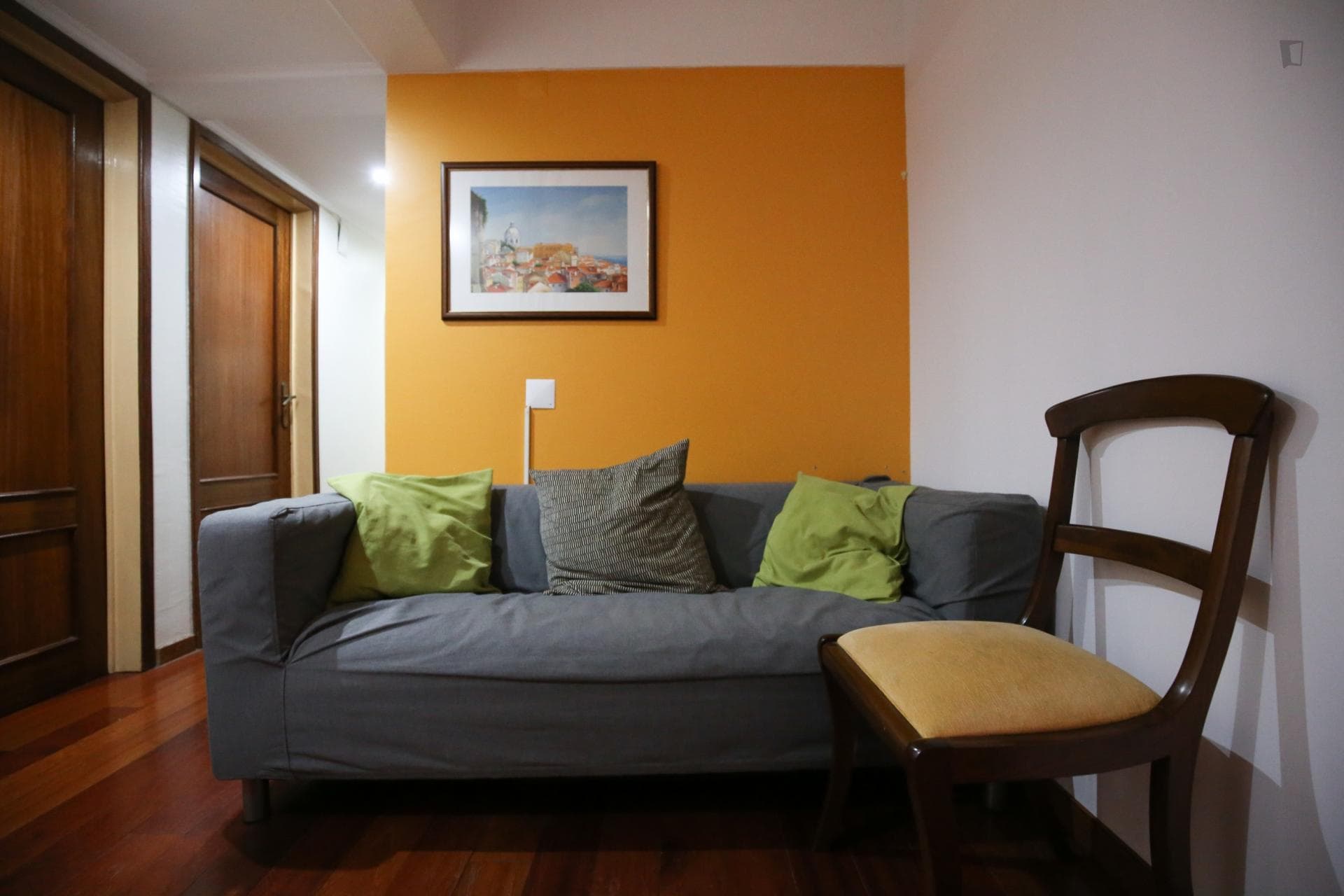 Bright window double bed room next to Metro Station photo 1