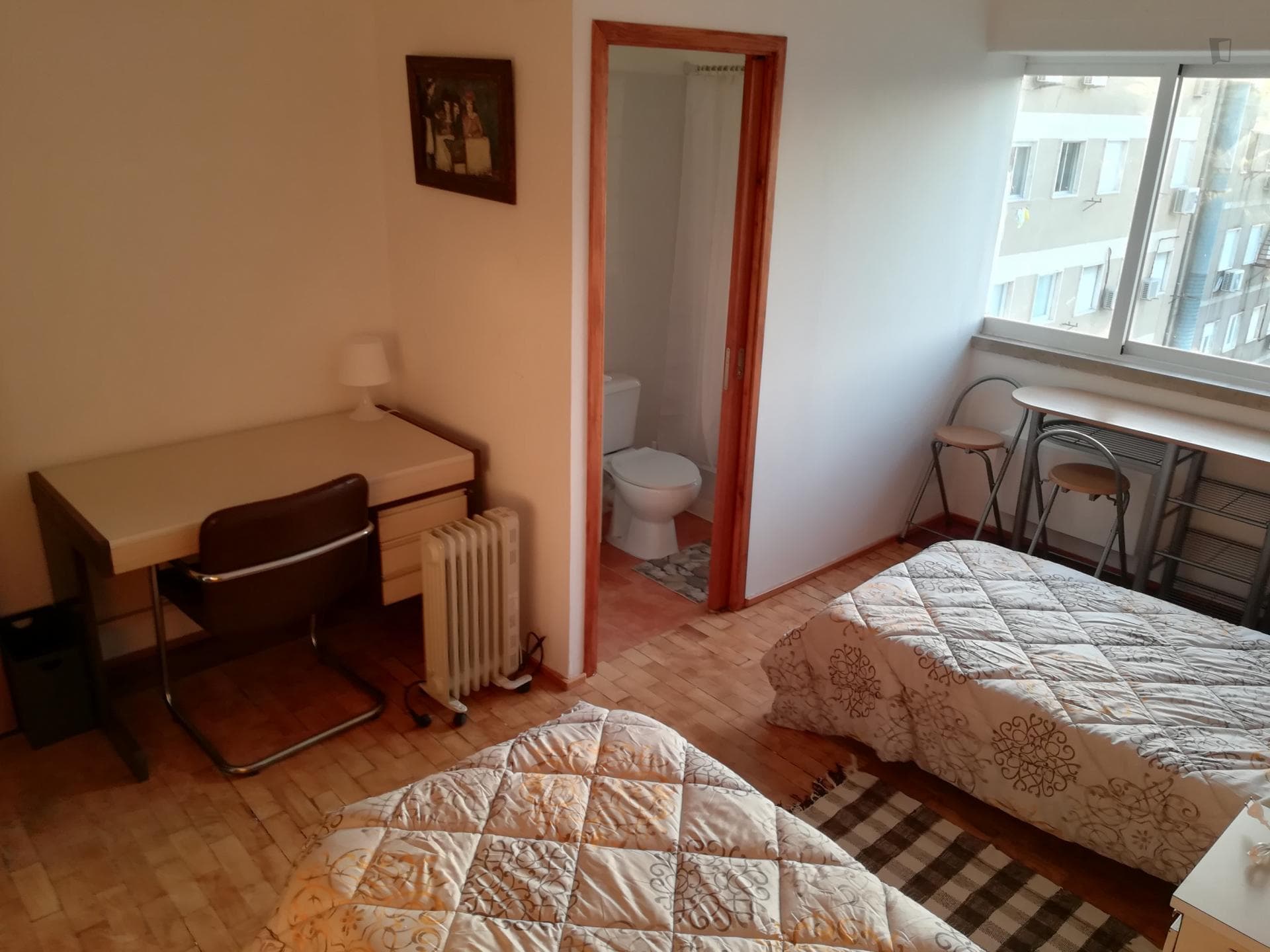 Multiple beds bedroom, with private bathroom in 8-bedroom apartment photo 1