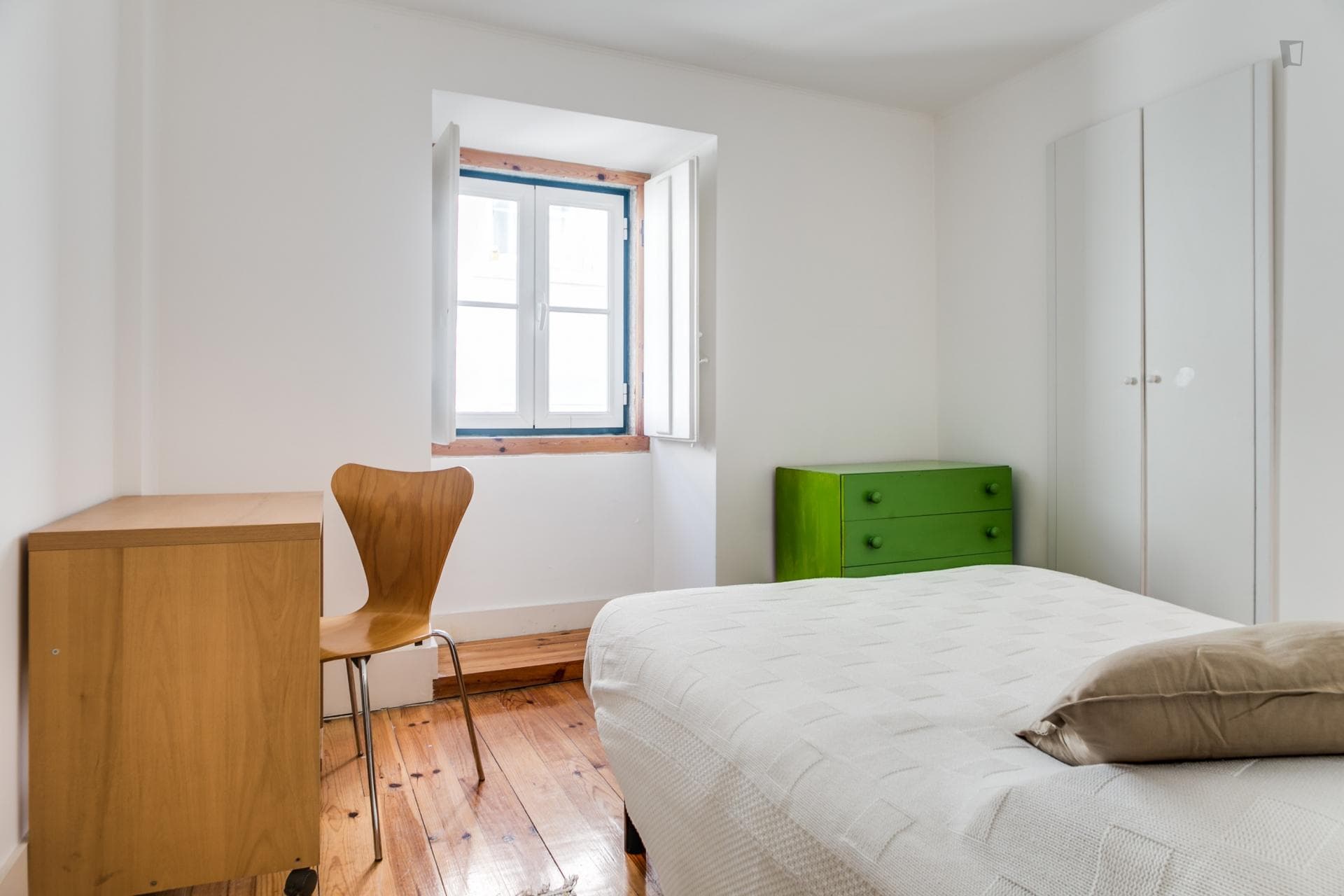 Cosy 1-bedroom apartment close to ISEG- Lisbon School of Economics & Management photo 1