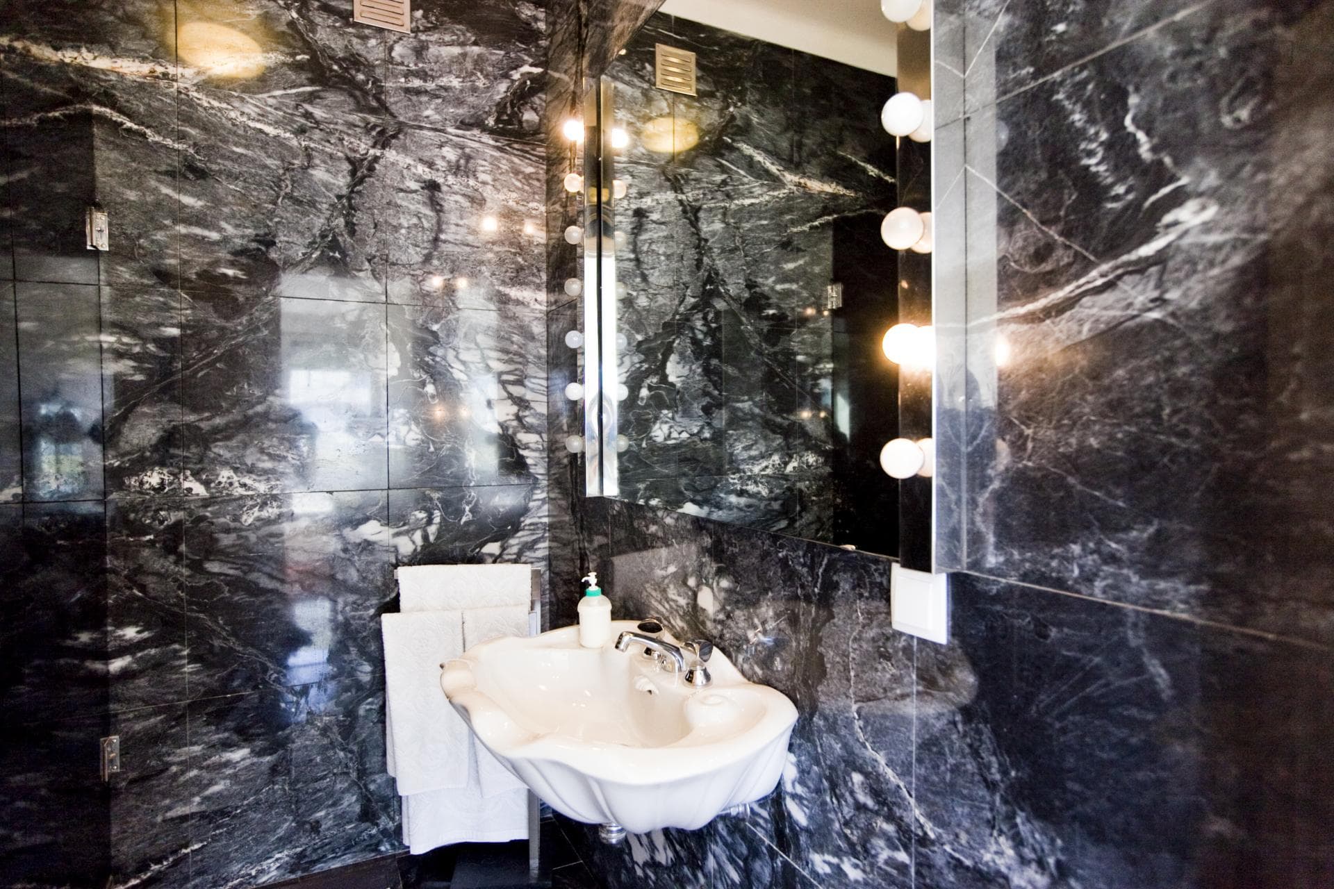 Ensuite bedroom with independent entrance and stunning view: top-floor, front-row seat photo 1
