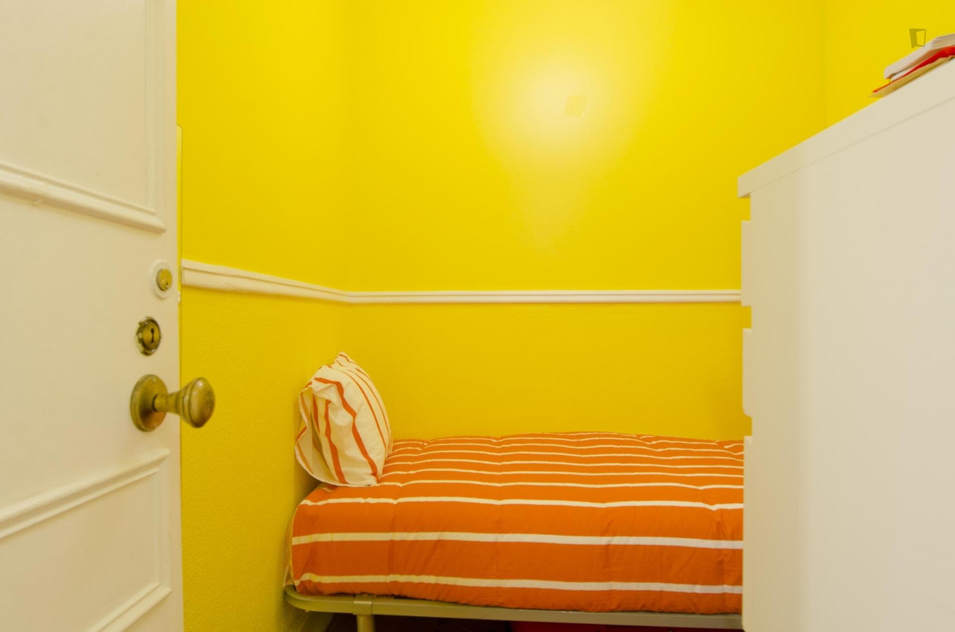 Snug single bedroom in proximity of UAL - Universidade Autónoma de Lisboa photo 1