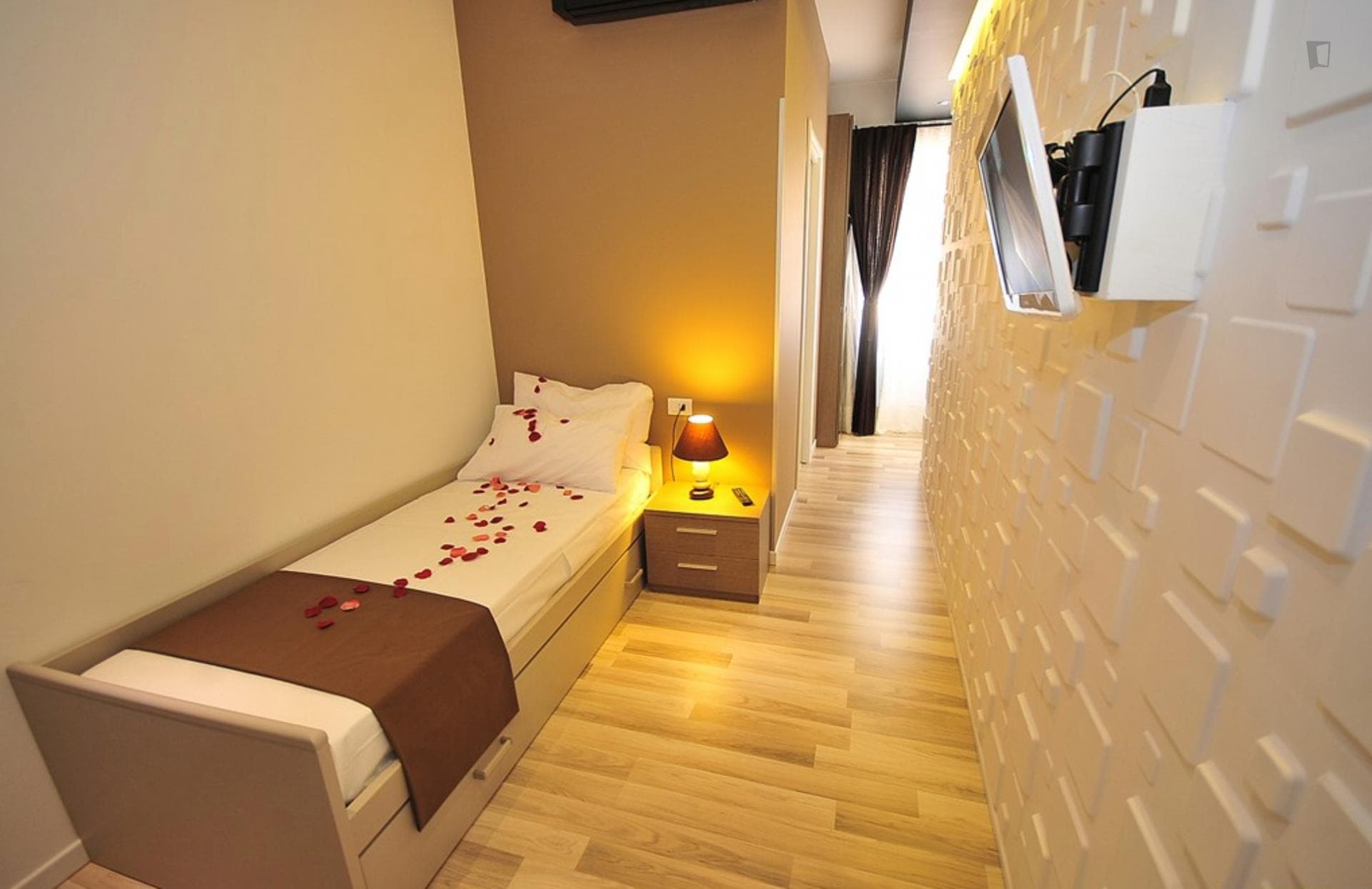 Really cool single ensuite bedroom near the Cornelia metro photo 1