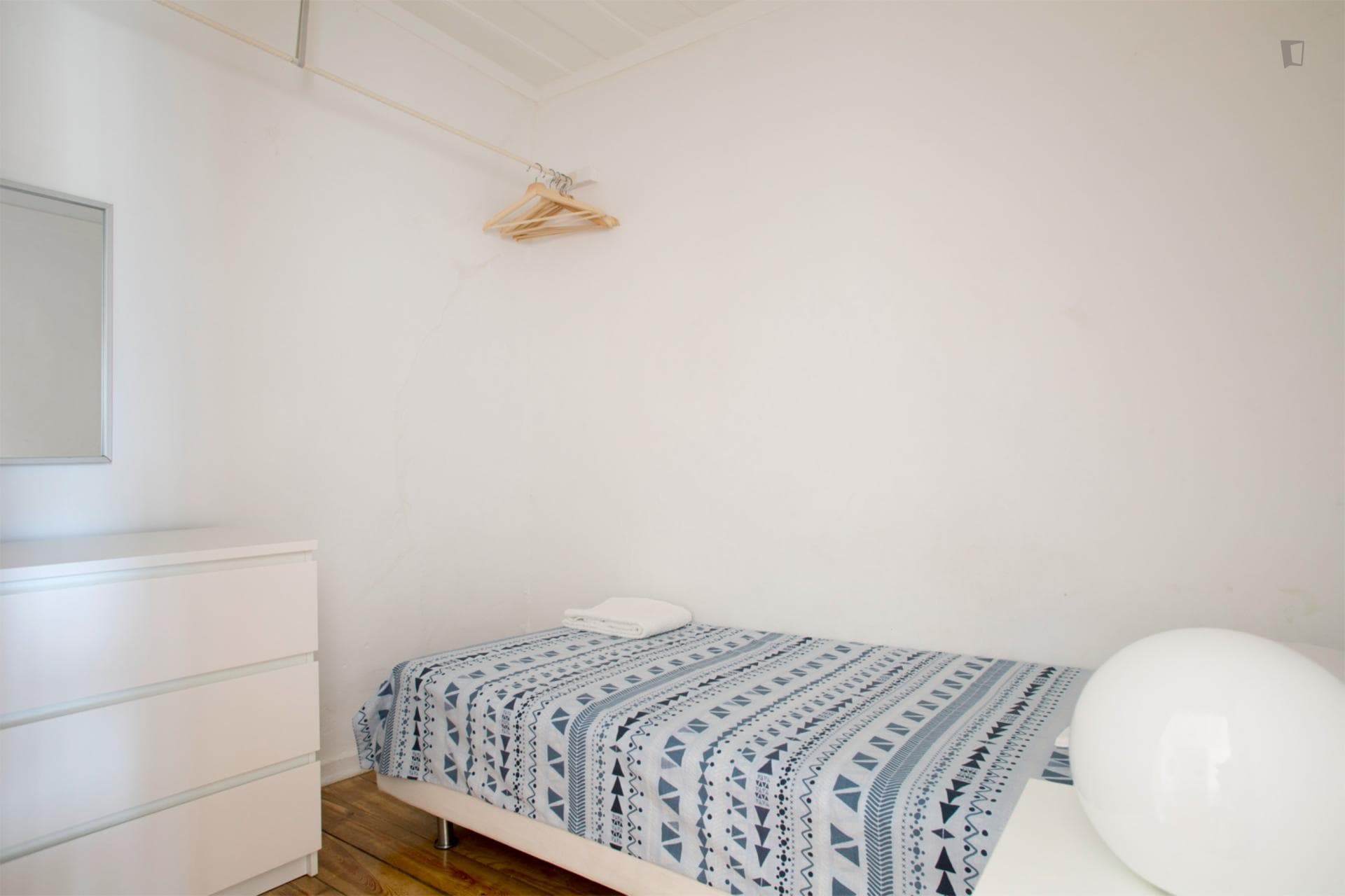 Cosy single bedroom near Miradouro de Santa Catarina photo 1