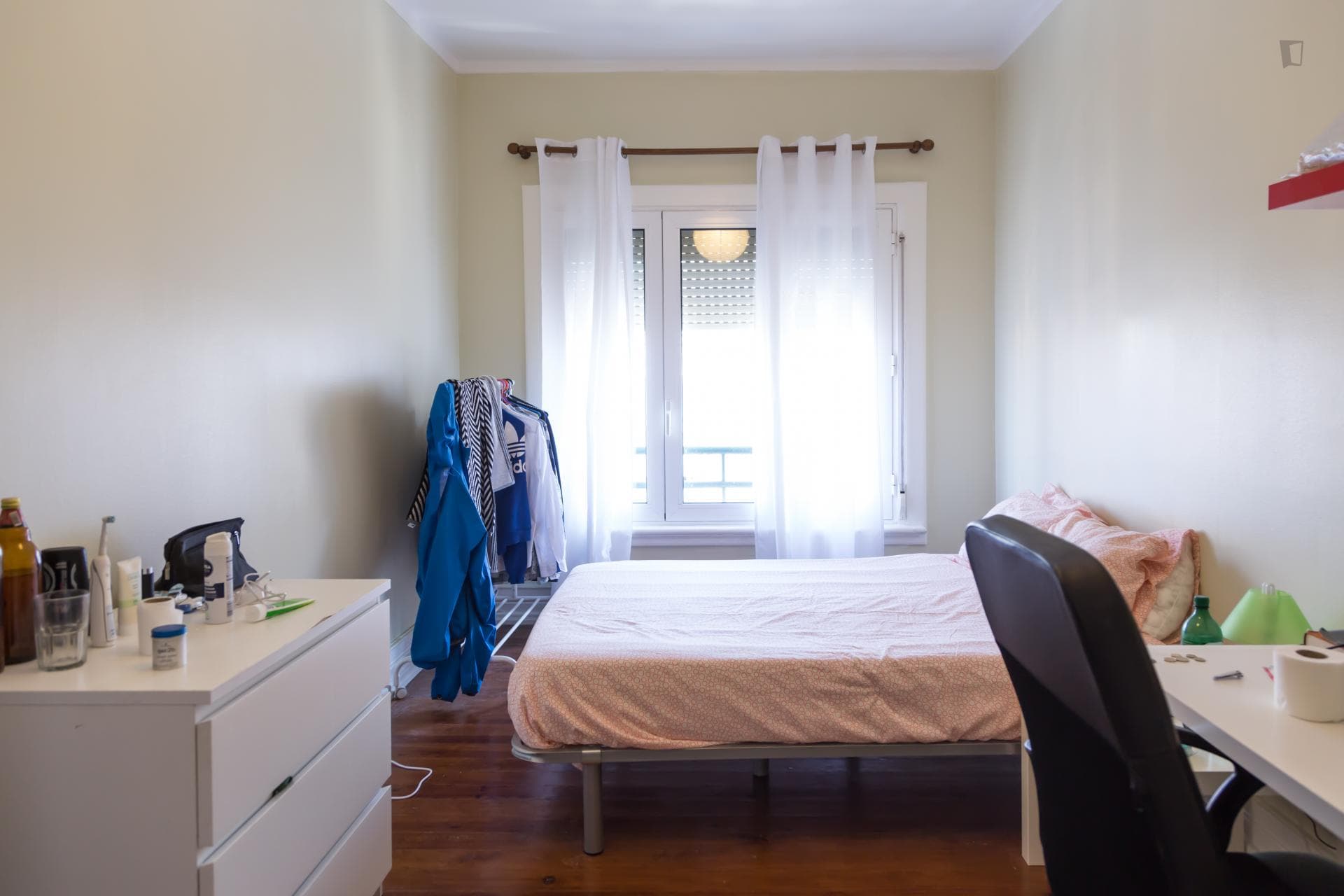 Amazing double bedroom with a bright window view in a student apartment near IST photo 1