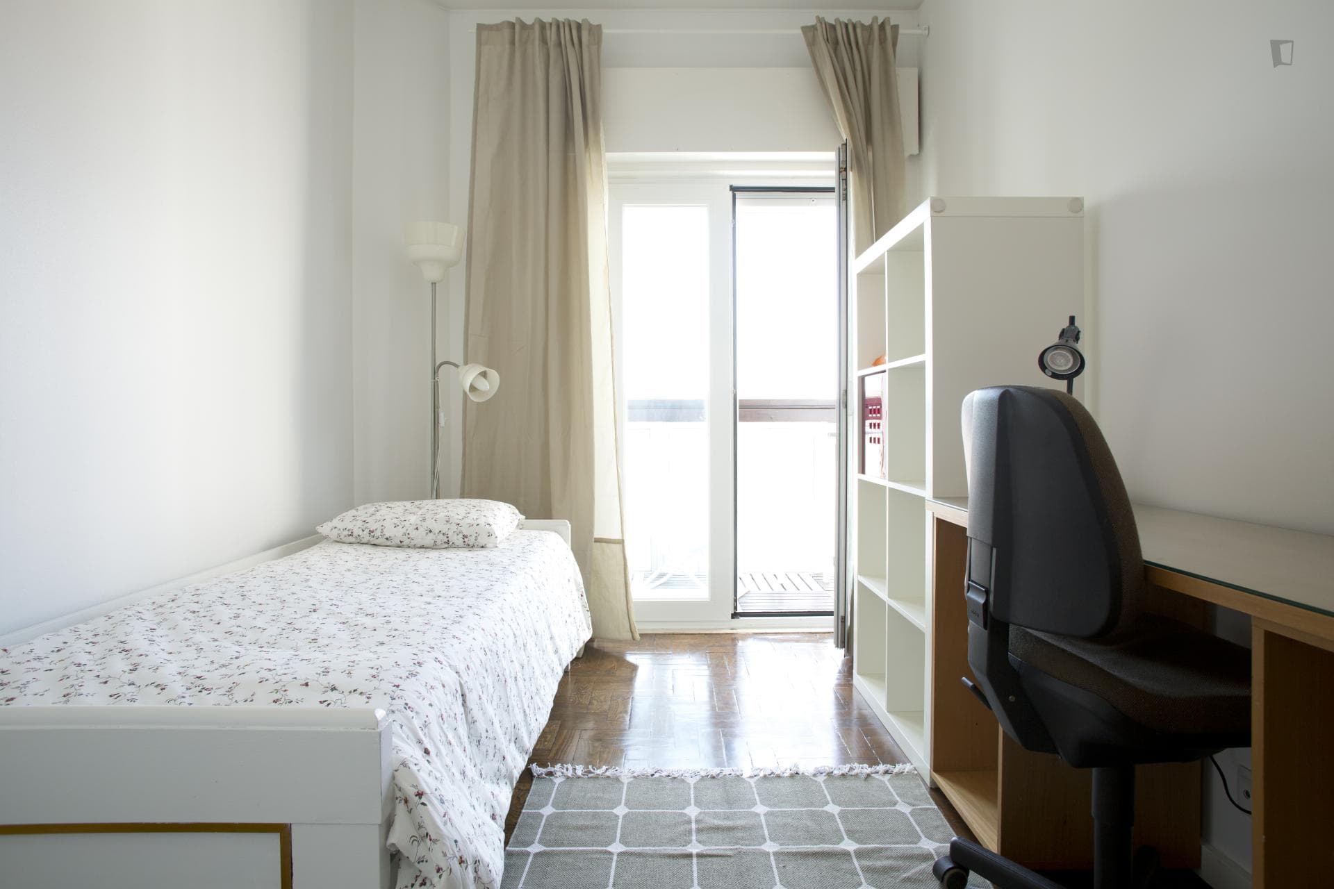 Comfortable single bedroom in Alvalade photo 1