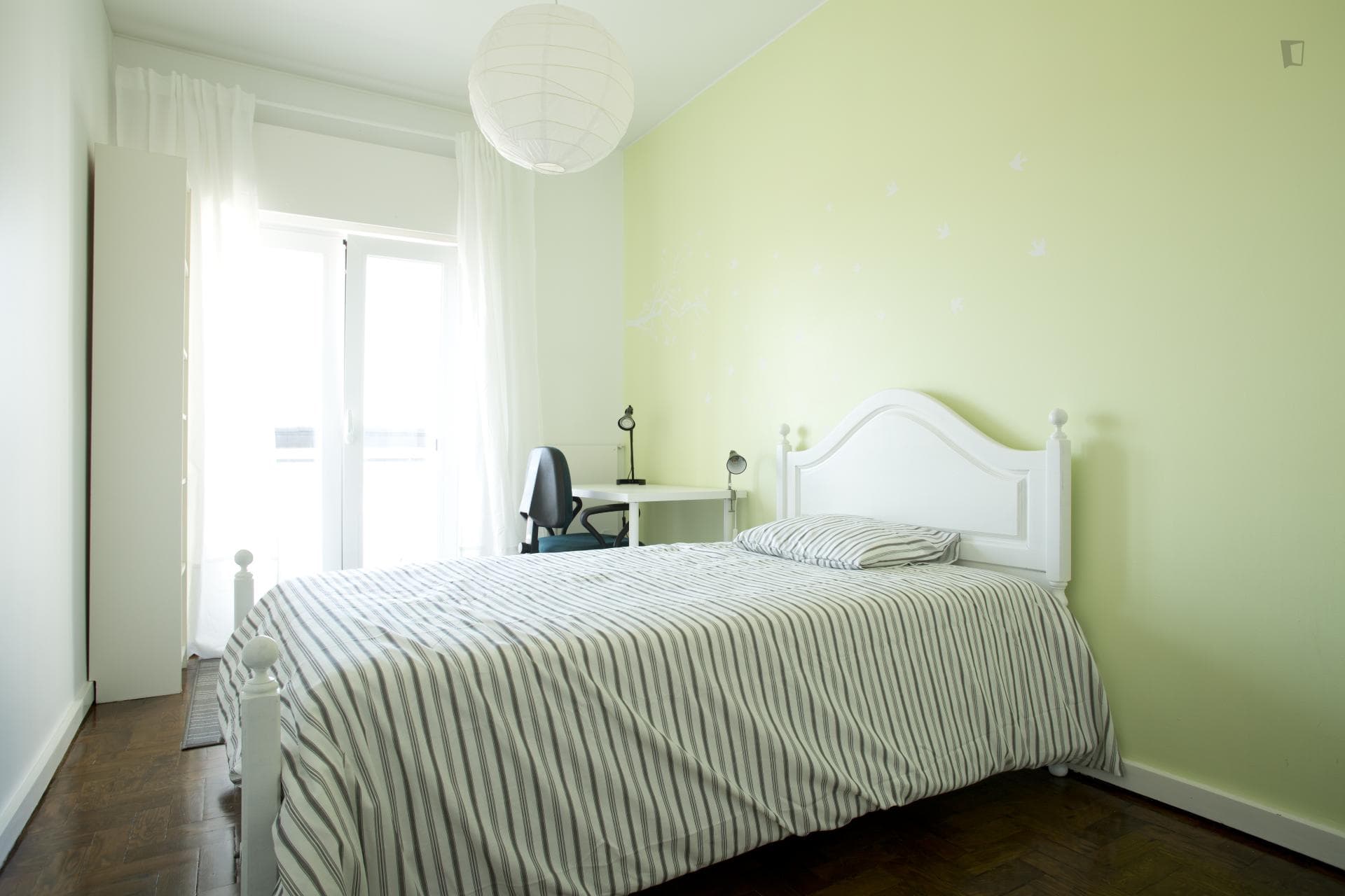 Single bedroom in a 4-bedroom flat in Alvalade photo 1