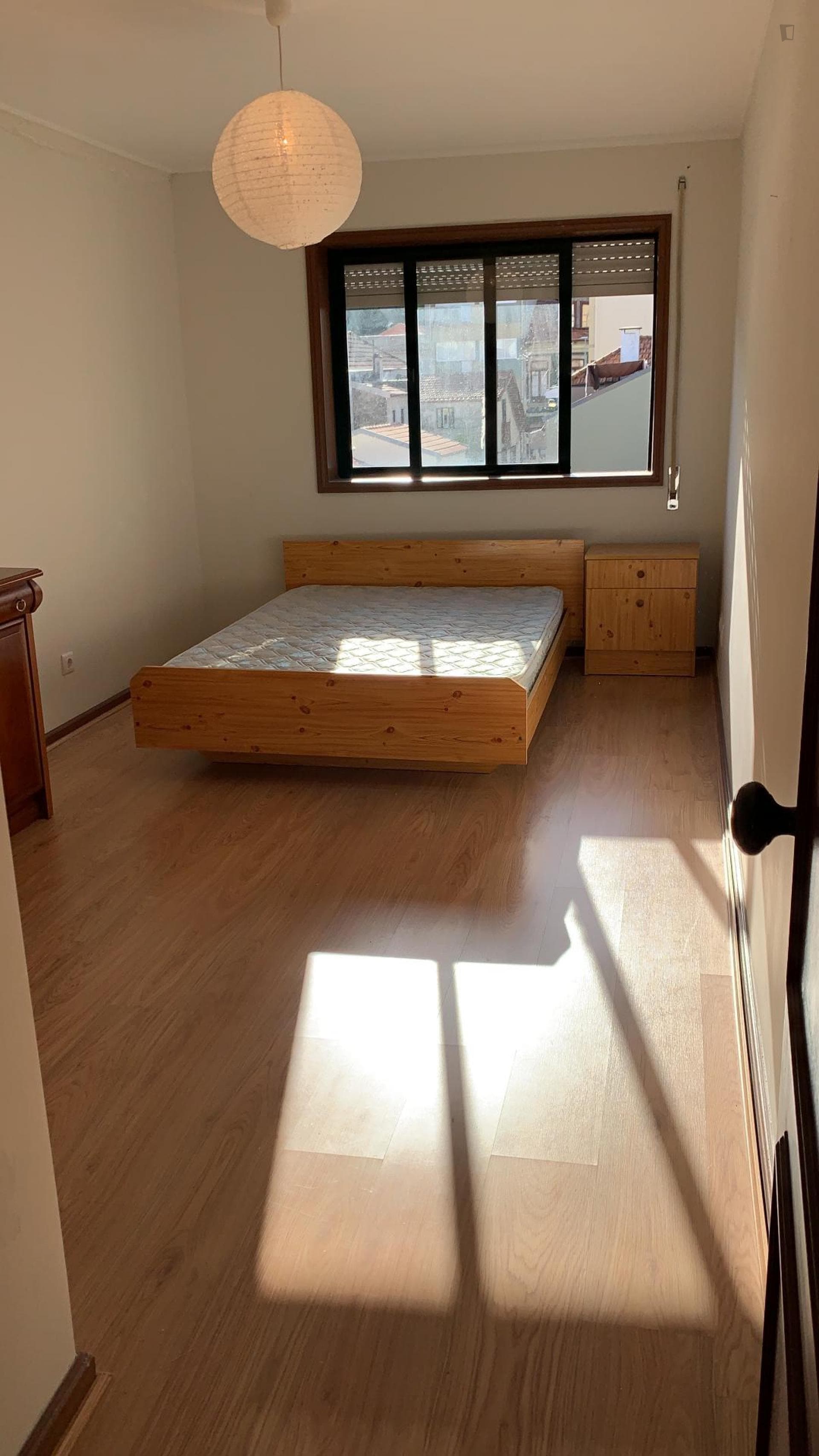 Large double bedroom close to Faculdade de Direito photo 1