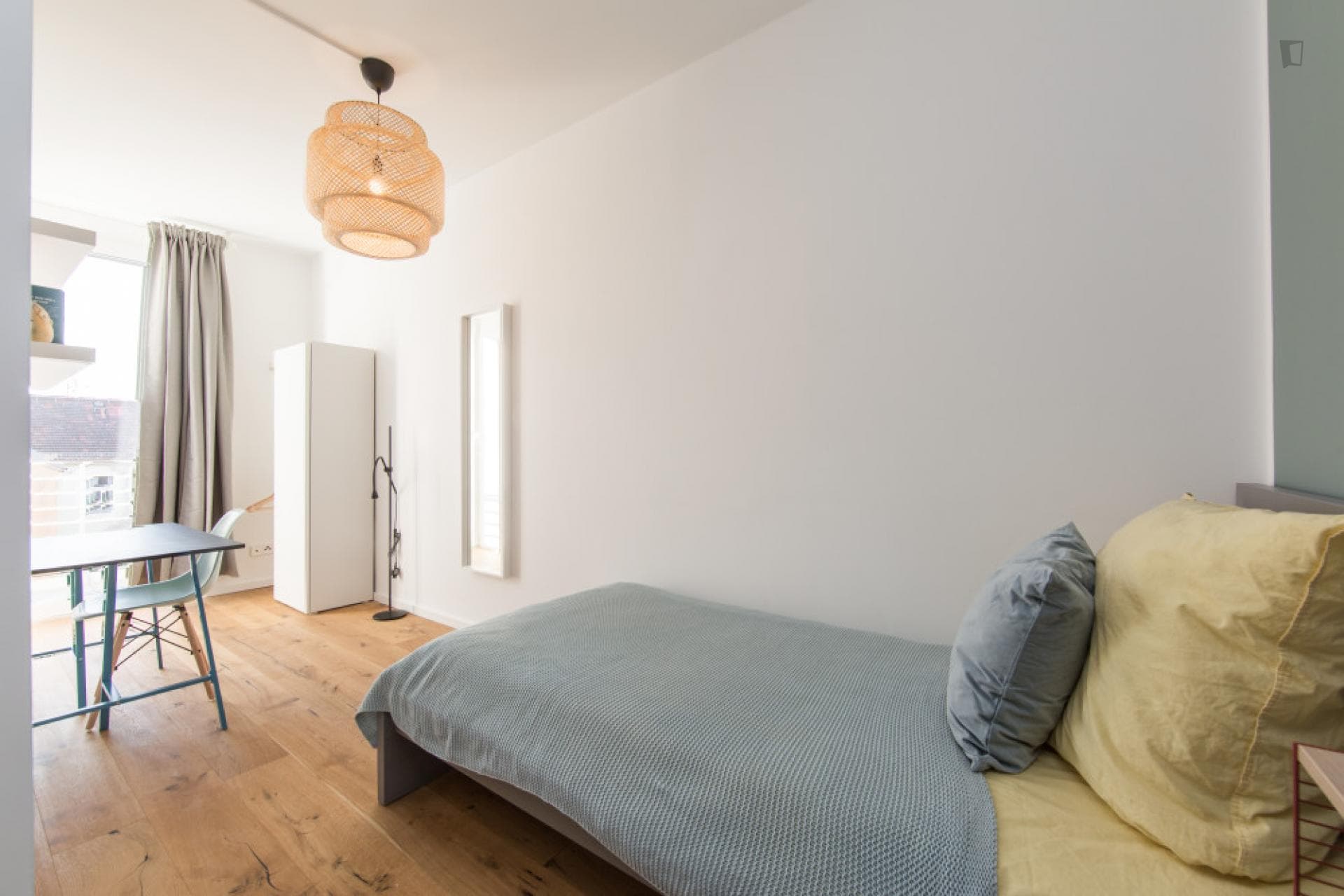 Single bedroom, with balcony, in 4-bedroom apartment photo 1