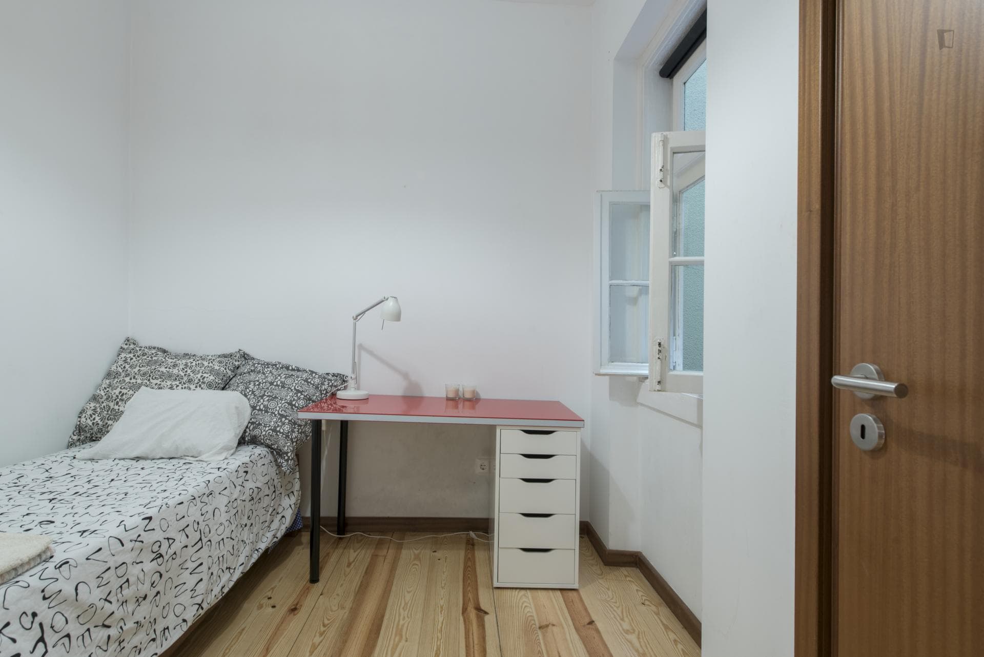 Welcoming single bedroom near the Campo Pequeno metro photo 1