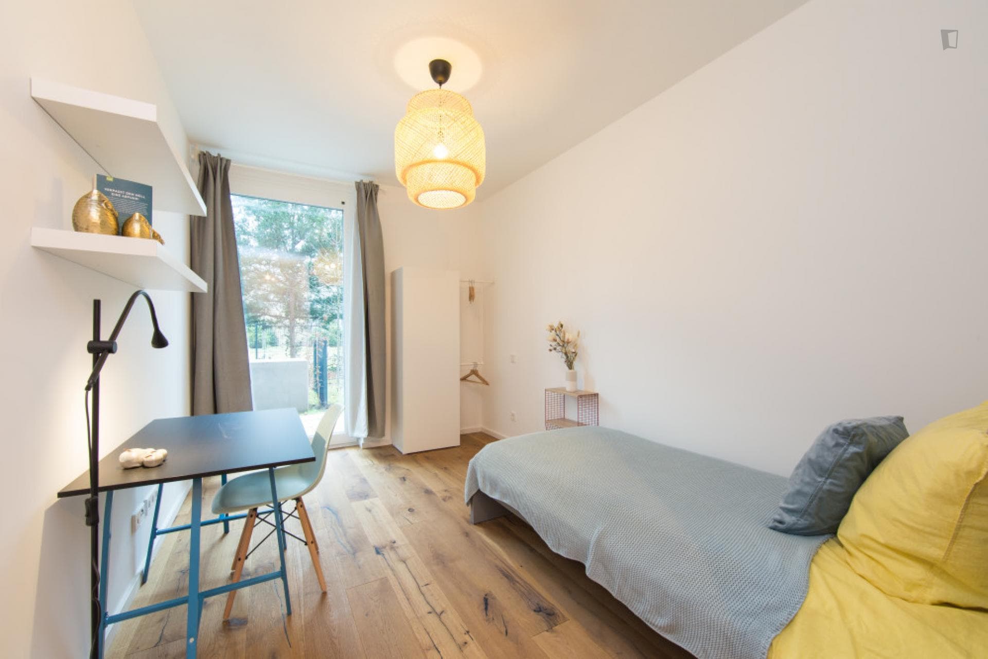 Single bedroom in 3-bedroom apartment photo 1