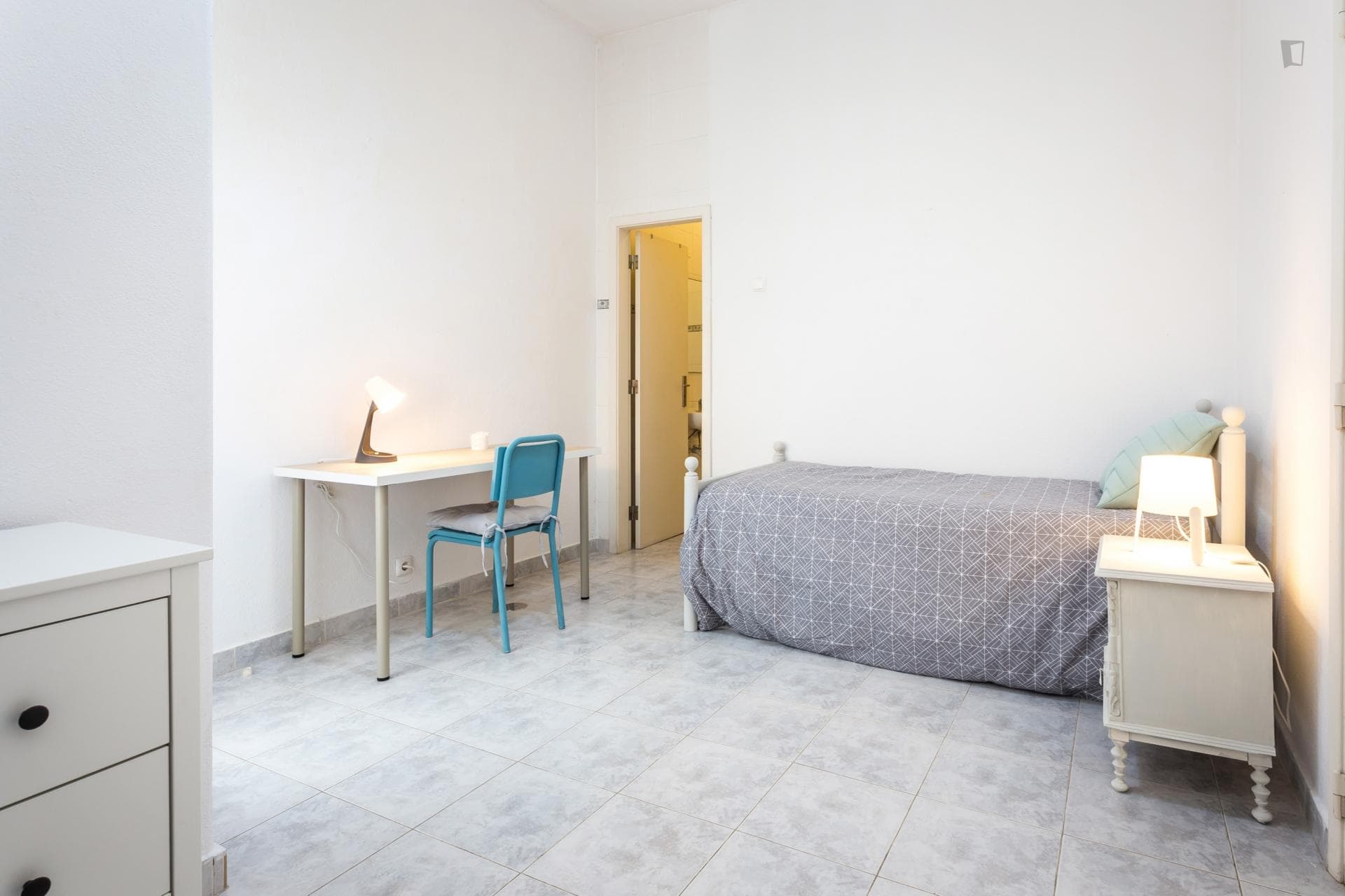 Single bedroom, with private bathroom, in residence photo 1