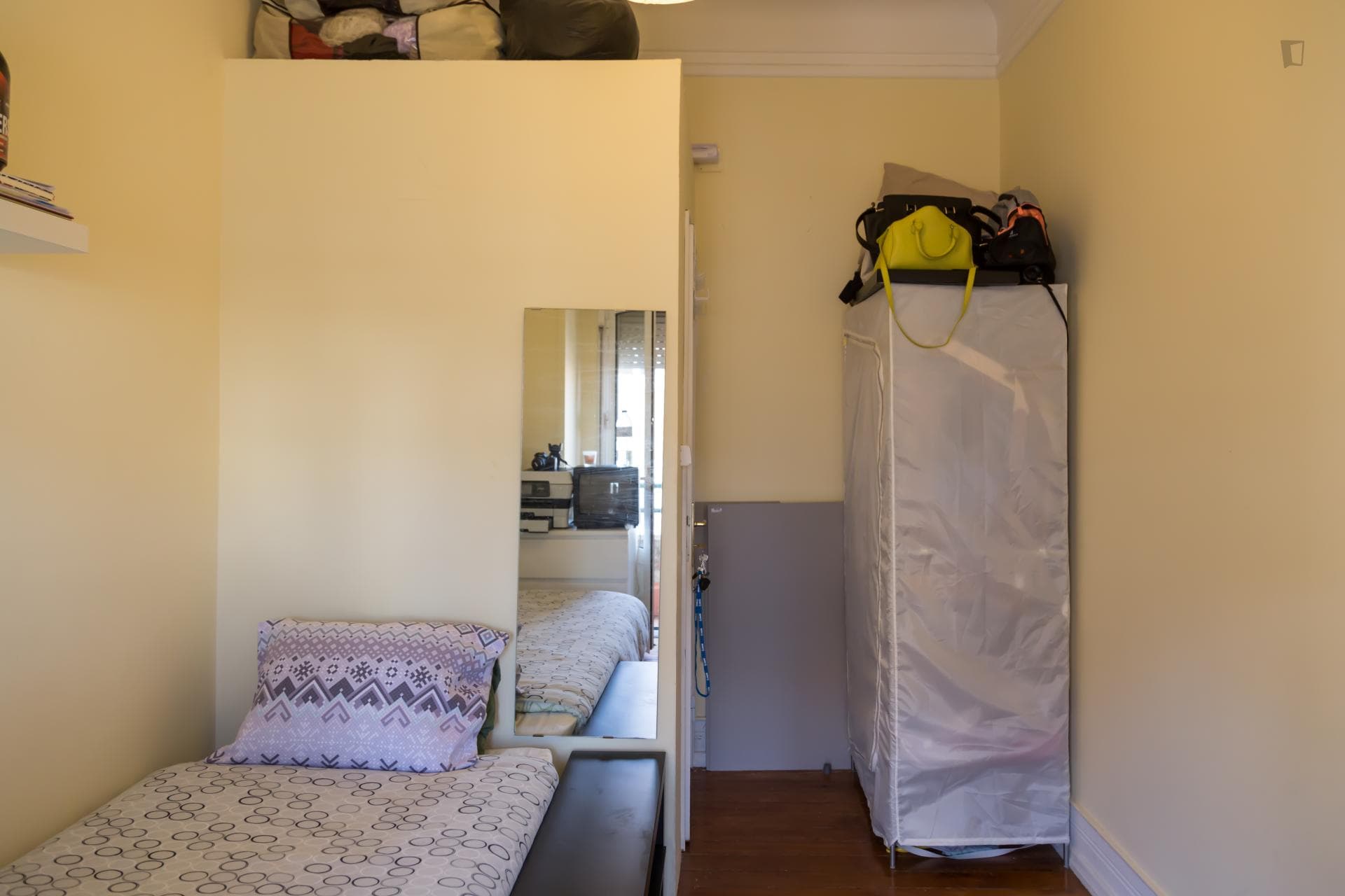 Bright single bedroom with a sunny balcony near Campo Pequeno photo 1
