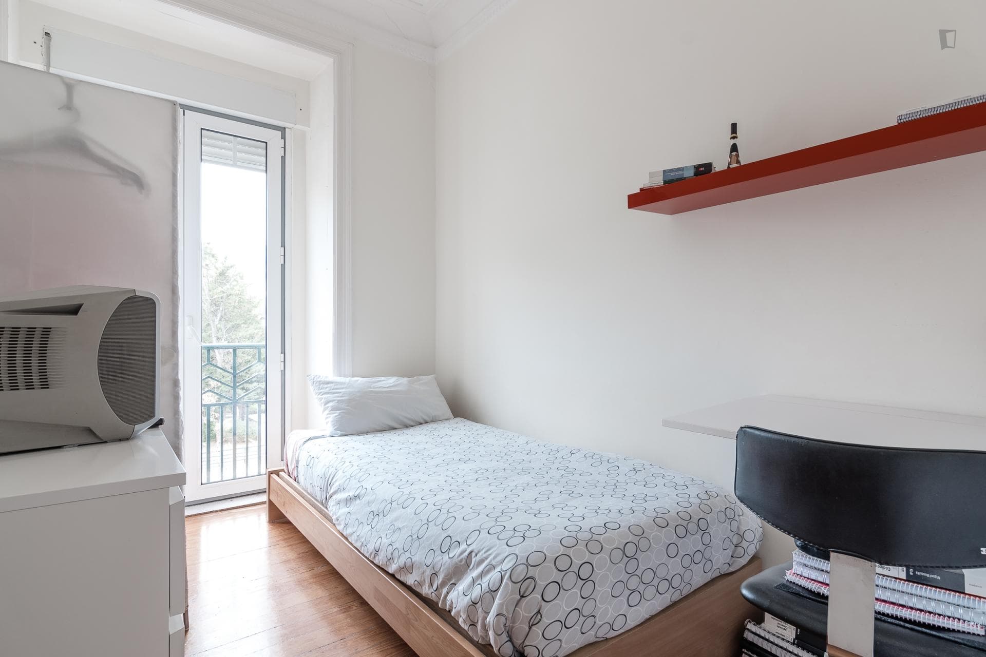 Single bedroom with balcony in 6-bedroom apartment next to IST photo 1