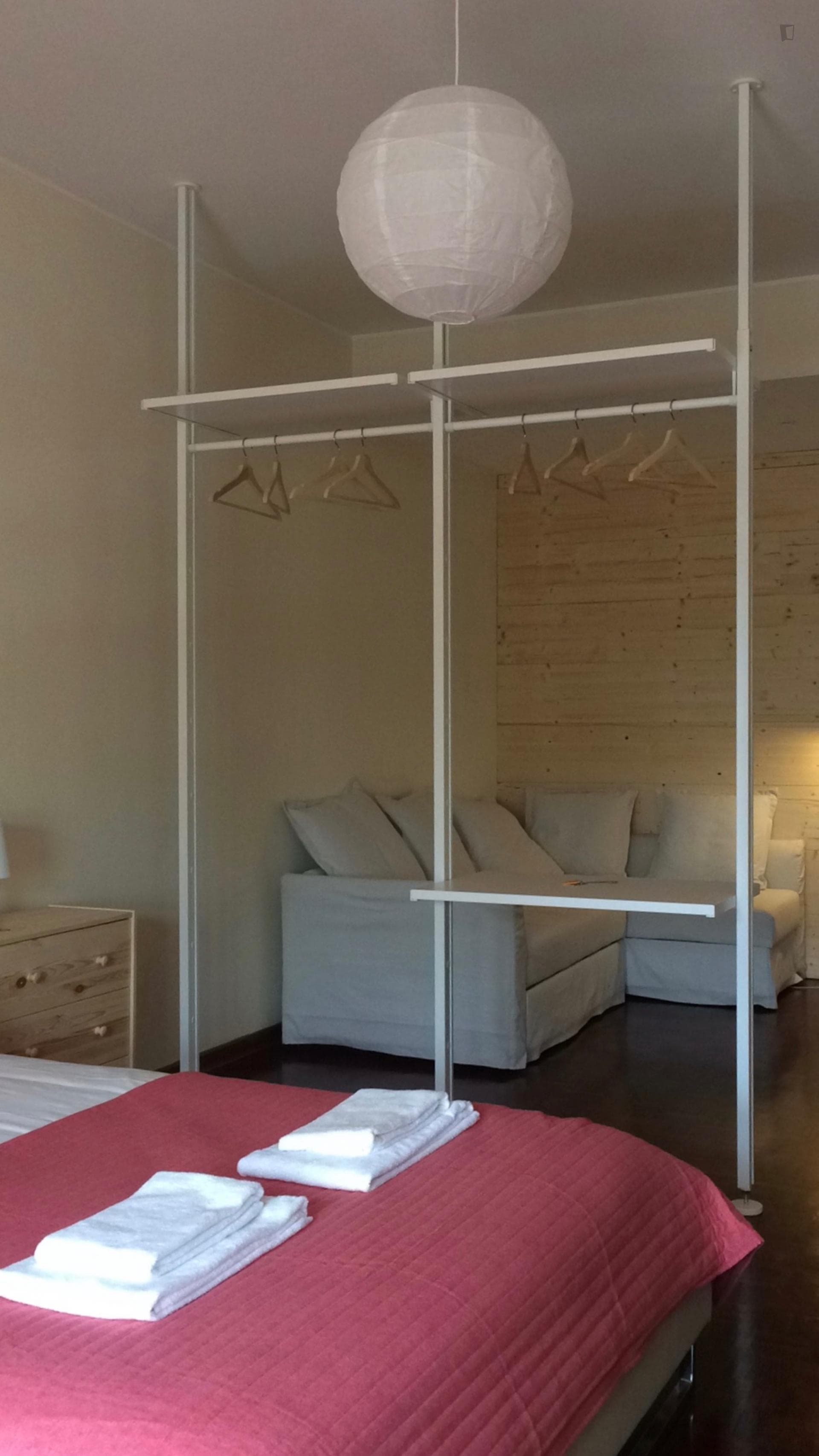 Splendid double bedroom with balcony in Campolide photo 1